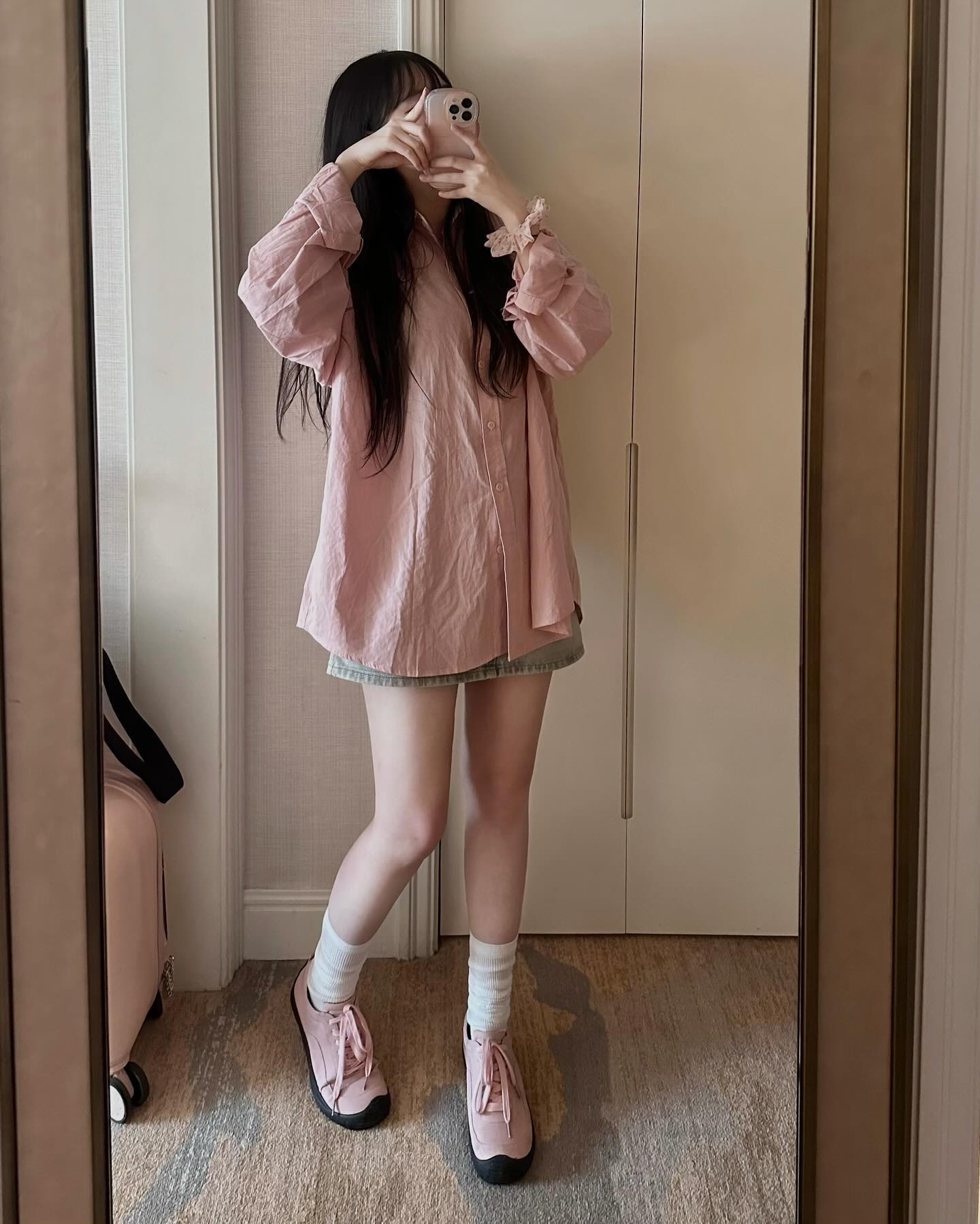 🌸델라지니 서포터즈 2기 모집🌸

델라지니의 두번째 서포터즈 모델을 모집합니다.

델라(DELLA)는 ”고귀한“ 이란 뜻으로 ”고귀한 당신에게 아름다운 분위기를 선물한다“는 의미를 담고 있습니다.

델라지니와 같은 마음으로 저희의 상품을 적극적으로 예쁘게 사진 속에 담아 주실 분들을 모집하고자 합니다.

[서포터즈 해택]
1) 매달 2-3개의 신상을 드립니다.
2) 3개월간 쇼핑몰 모델로 활동이 가능합니다.
3) 서포터즈 기간동안 ”BEST - DELLA“로 선정될 경우 한 달 연장 가능 + 소정의 해택이 주어집니다

[신청자격]
🌱 나이 : 20세~30세의 여성분
🌱 스타일 : 옷 잘 입는다는 소리 한 번 이상 들어보신 분 
🌱 체형 : 제한없음 단, 쇼핑몰의 특성 상 프리사이즈가 가능하신 분

[신청방법]
🌱 신청 기간 : 24.09.09(월)~24.09.29(일)
🌱 구글 폼 작성필수
🌱 본인의 스타일이 가장 잘 나오는 사진 (3장 이상 업로드)

⭐️당첨자만 9/30 안내될 예정
⭐️연락처 오기입으로 인하여 연락이 되지 않을 경우 선정이 취소될 수 있으 니 주의해주세요!
⭐️ 사진 도용 및 실제와 다른 사실이 알려질 경우 법적으로 대응할 예정이니 부디 타인을 도용하지 말아주세요!!!!

🩵🤍구글폼은 프로필 링크 참고🩵🤍