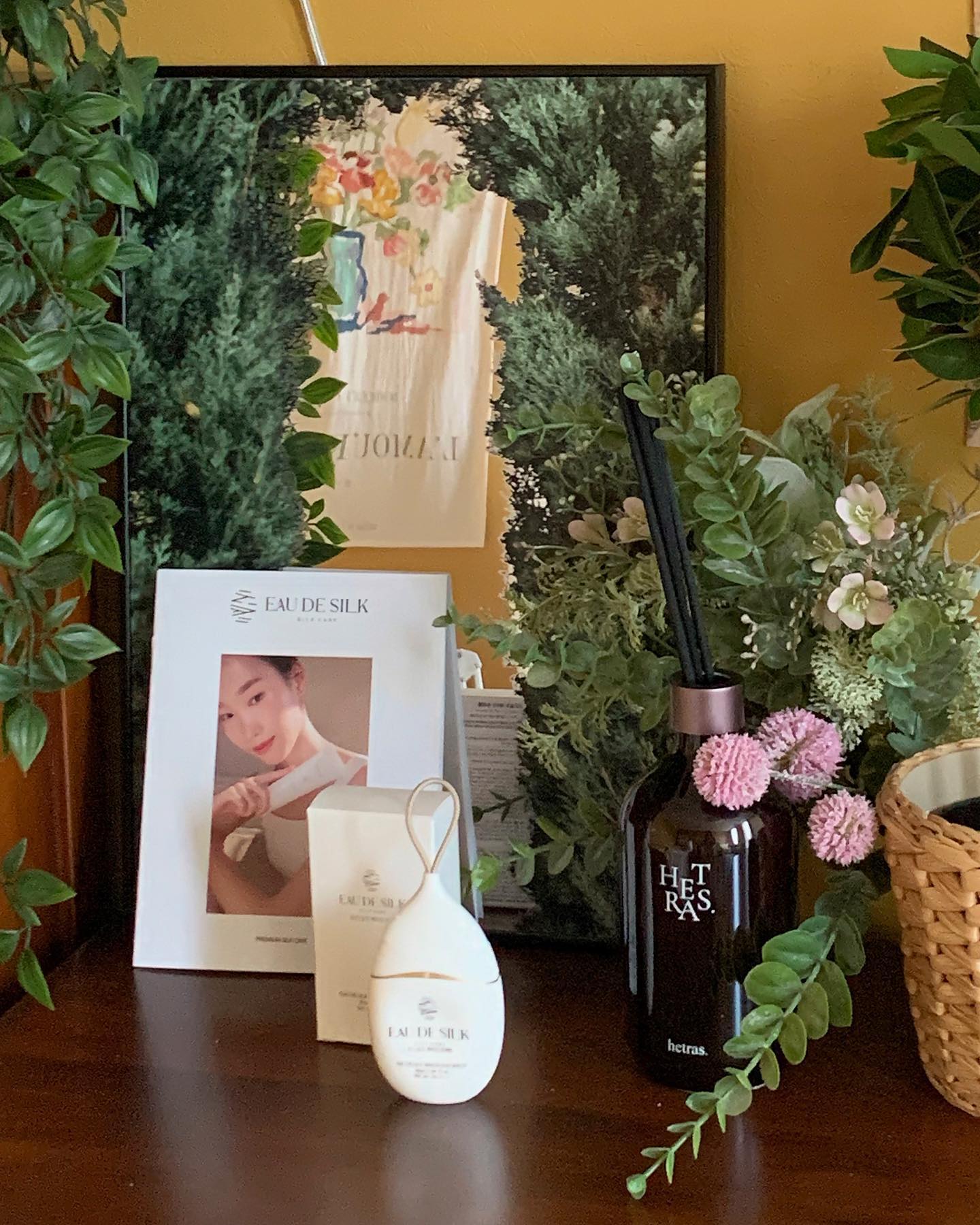 요즘 햇빛 정말 살벌한데...☀️
다들 선크림은 챙겨 바르시고 계시나요?
혹시..아직 선크림 정착하지 못하신 분들이라면 오늘 이 포스팅에 주목해주세요!

빛나는 실크결과 같은 광택을 만들어주는
선세럼 #오드실크 #세리신선세럼 

독창적인 디자인과 휴대성으로 
보습력과 천연 자외선 효과에 
누에고치에서 얻은 성분까지..!! 

크림이 아닌 세럼으로 촉촉하고 산뜻한
마무리감의 제형을 가진 선세럼이에요~

5분만 서있어도 땀이 주르륵 나는 요즘
산뜻한 제형의 차단제를 한참 찾았는데
그러다 만난 세리신 선세럼은 7월말-8월초  와디즈 펀딩으로 런칭 예정이라고 합니다 😊

3중 기능성 선세럼으로 식약처 인증 
미백/주름개선/자외선 차단 기능성 화장품
심사까지 완료했으며 국내차단 최대지수 SPA50+/PA++++ 강력한 자외선 차단력과 블루라이트 차단까지
가능하다고 하니 런칭되면 꼭 한번 써보시는 걸 추천 드립니다👍🏻👍🏻🙆🏻‍♀️