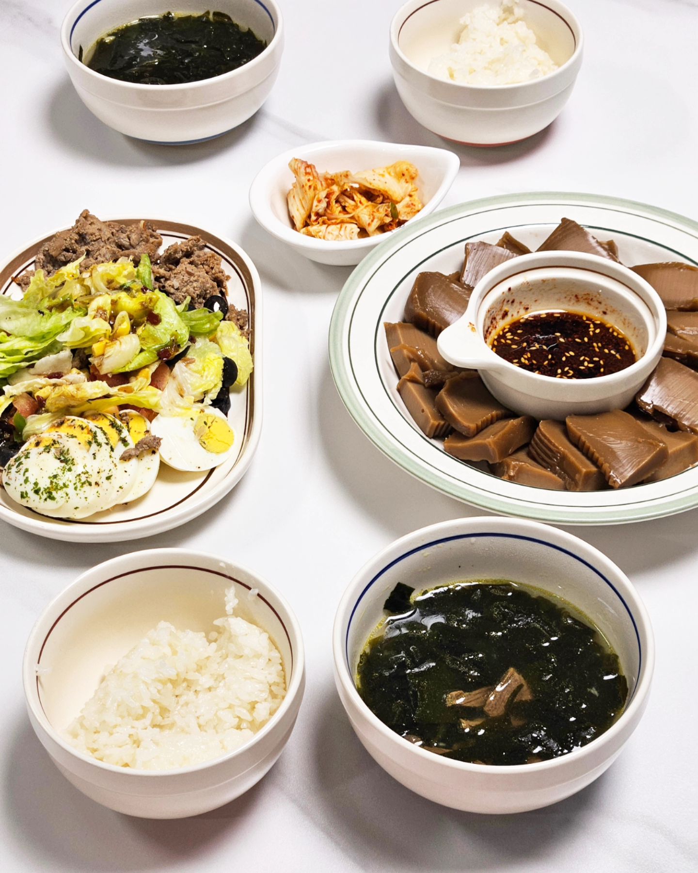 #집밥#냉털#집밥주간
간단하지만 맛났던 미역국 반상입니다 ㅎㅎ 🫶
미역국이 요상하게 저번주에 너무 먹고 싶었는데
친정엄마가 해주셔서 얼려놨었거든요!
.
팔팔끓여서 먹었는데 역대급 맛있었습니다😍
고소~하니 국을 한번 얼렸는데도 맛이 하나도 안변했더라구요!🩷
.
오아시스에서 산 도토리묵도 3분 데쳐서 양념장 만들어같이 먹었는데 쫄깃하고 넘 맛낫오요,,😋
저렇게 플레이팅하니 별거 아닌데 있어보이는 마법이 ㅎㅎ 
역시 집밥이 최고네요!🙋‍♀️

오늘 저녁은 뭐먹을지 고민해봐야겠어용🫡

#미역국반상#미역국#집밥그램#먹스타그램#맛스타그램#부부스타그램#부부밥상#신혼부부밥상#신혼부부요리#요리스타그램#요리그램#미역국맛집#냉털맛집#친정엄마찬스#샐러드배달#도토리묵#도토리묵양념장
