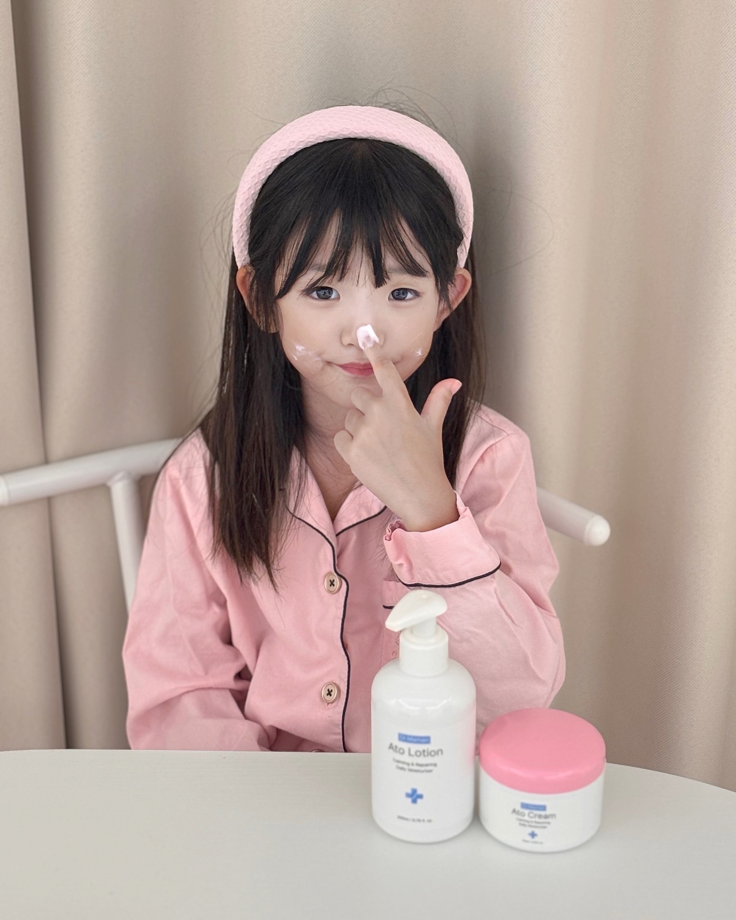 #제품협찬 x#닥터마망 
dr.maman_official 

요즘 아이들 화장품도 너무잘나오더라구요
그래서 전 요즘 혜린이와 기초화장품을 같이쓰고있어요
같이쓰니 화장대도 깔끔해져서 좋고
이것저것 많이 안사도 되니 너무 좋더라구요

요즘 저희가족이 다같이 바르고있는 로션크림은
바로 닥터마망 아토로션 x 크림제품을쓰고있어요
전성분 EWG 그린 등급을 받은 성분을 사용하여 안심하고 사용할 수 있더라구요

어린아이가 있는집에도 피부 저자극 테스트를 완료하여 믿고쓸수있어요

바르고나면 촉촉함이 오래가는데 울릉 해양 심층수를 10% 함유하고 있어 탁월한 피부 보습력을 느낄수있나봐요
특허 받은 나노 버블 기술을 사용하여 피부 속까지 깨끗한 산소를 흡수 시키고뛰어난 흡수력으로 유효 성분을 효과적으로 전달하는 해주니 바르고나면 오랫동안 촉촉하더라구요

온가족로션 크림으로 너무좋아요

#보습크림 #보습로션 #아기크림 #아기로션 #베이비로션 #로션추천 #바디로션 #바디크림 #신생아로션 #어린이로션
