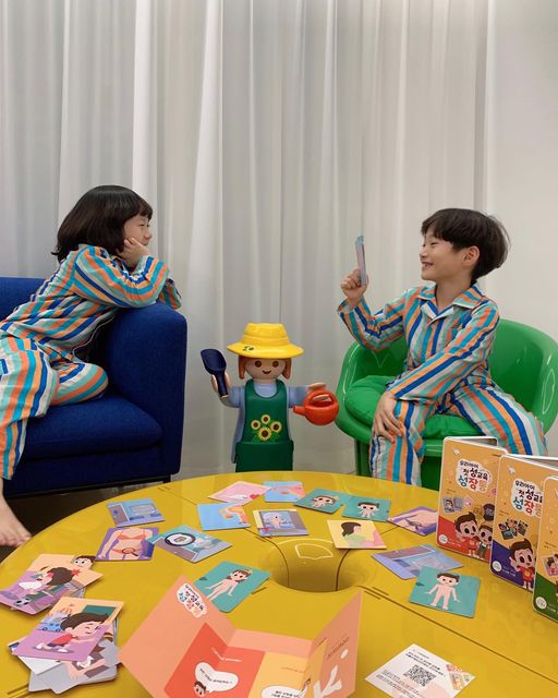 마마로리 on Instagram: "제품제공
우리 아이들의 성교육 입이 닳도록 말해도 중요하고 또 중요하잖아요
유아기 부터의 성인지교육과 성폭력 예방교육이 올바른 성가치관을 가지는 성인으로 성장할 수 있게 해 건강한 사회를 만드는 밑거름이 된다고 생각해요
그래서 딱딱한 주입식 교육 보다 놀이에 가까운 아이들의 흥미를 유발할 수 있는 방식이 없을까 고민해 오다가 유아 성교육으로 유명한 키먼트의 성교육 카드게임인 “성장통”을 접해봤어요
카드 라면 (터닝, 요괴, 브롤, 포켓몬 등등등)모조리 모으는 저희 엘오형제!
카드형 교구라 그림부터 보고 깔깔깔🤣🤣🤣
호기심 자극 성공!!
엘오형제 서로 퀴즈 내고 맞히다 보니 자연스레 성교육이 되더라구요

👍🏻컴팩트한 크기라 카페나 외식 또는 여행에 가지고 가서 틈새 시간을 활용하기에도 좋을 것 같아요
👉🏻구매 원하시는 분들은 네이버에 키먼트 성교육 검색하시면 구매 가능하세요
.
.
.
.
.
.
.
#광고#성교육동화#키먼트성장통#키먼트성교육#키먼트#유아성교육#부모성교육#성폭력예방교육#어린이성교육#성교육책#부모교육#성교육#성교육도서추천"