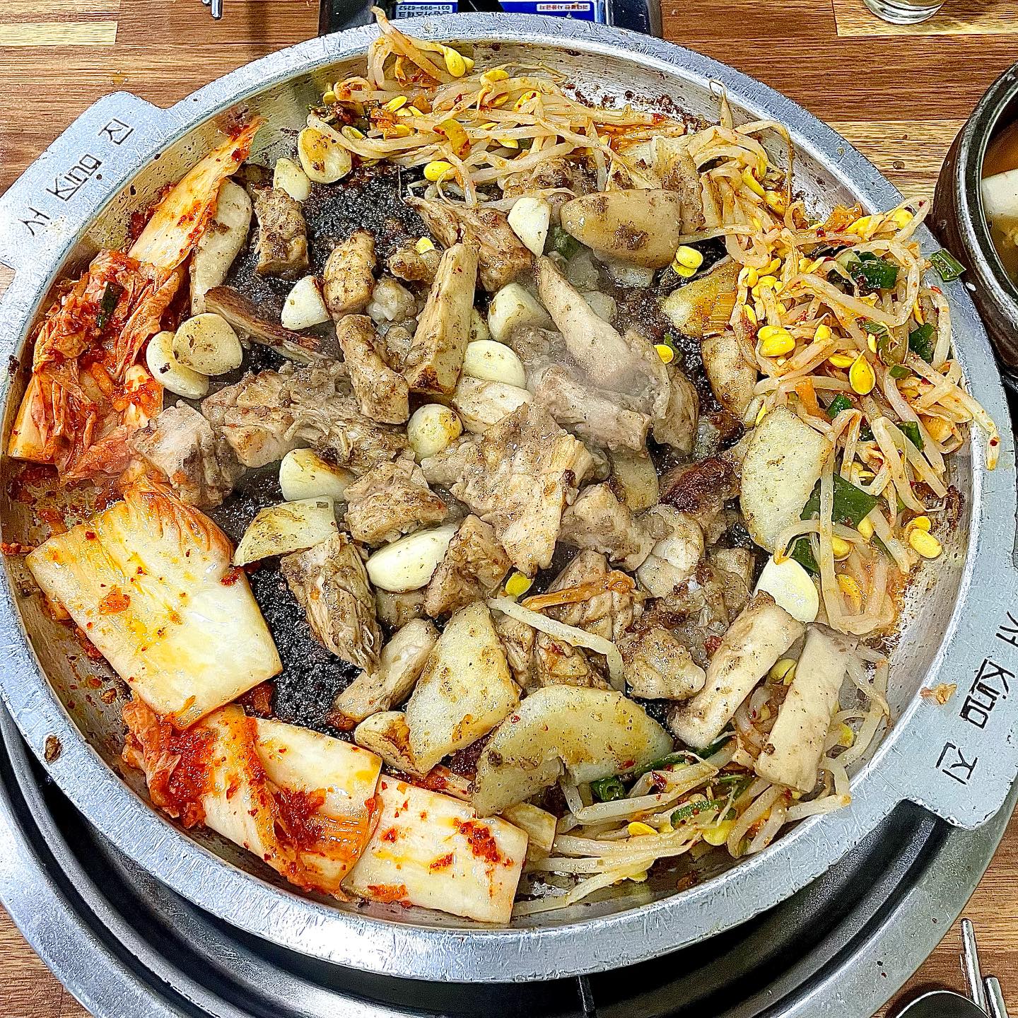 울산 3대 양곱창 맛집
울산 삼산에 위치한 칠성양곱창

앨범 정리하다가 발견했네요!!
옛날에 간 곳인데 맛있게 먹었던 기억에 올려봐요..♥️

✔️대창구이(130g) ₩14,000
✔️특양구이(139g) ₩17,000
✔️국화면 좋으리 ₩5,000
특양부터 먼저 구워서 먹는데 감자랑 
푹 익은 마늘이랑 함께 먹으니 넘 맛있었어요!
다먹고 대창에서 나오는 구수한 기름에 김치와 
콩나물 함께 구워서 싸먹으면 얼마나 맛있게요😆💛

안 간 사이에 가격이 좀 올랐지만..
그래도 맛있게 잘 먹었습니다 :) 

💛칠성양곱창
💁🏻‍♀ 울산 남구 삼산중로131번길 30 
🕰️ 일 정기휴무/ 월-토 15:30-23:00
📞 052-260-8766

주차❌ 단체이용⭕️

#울산맛집 #삼산맛집 #울산양곱창
#울산술집 #양곱창맛집 #대창맛집