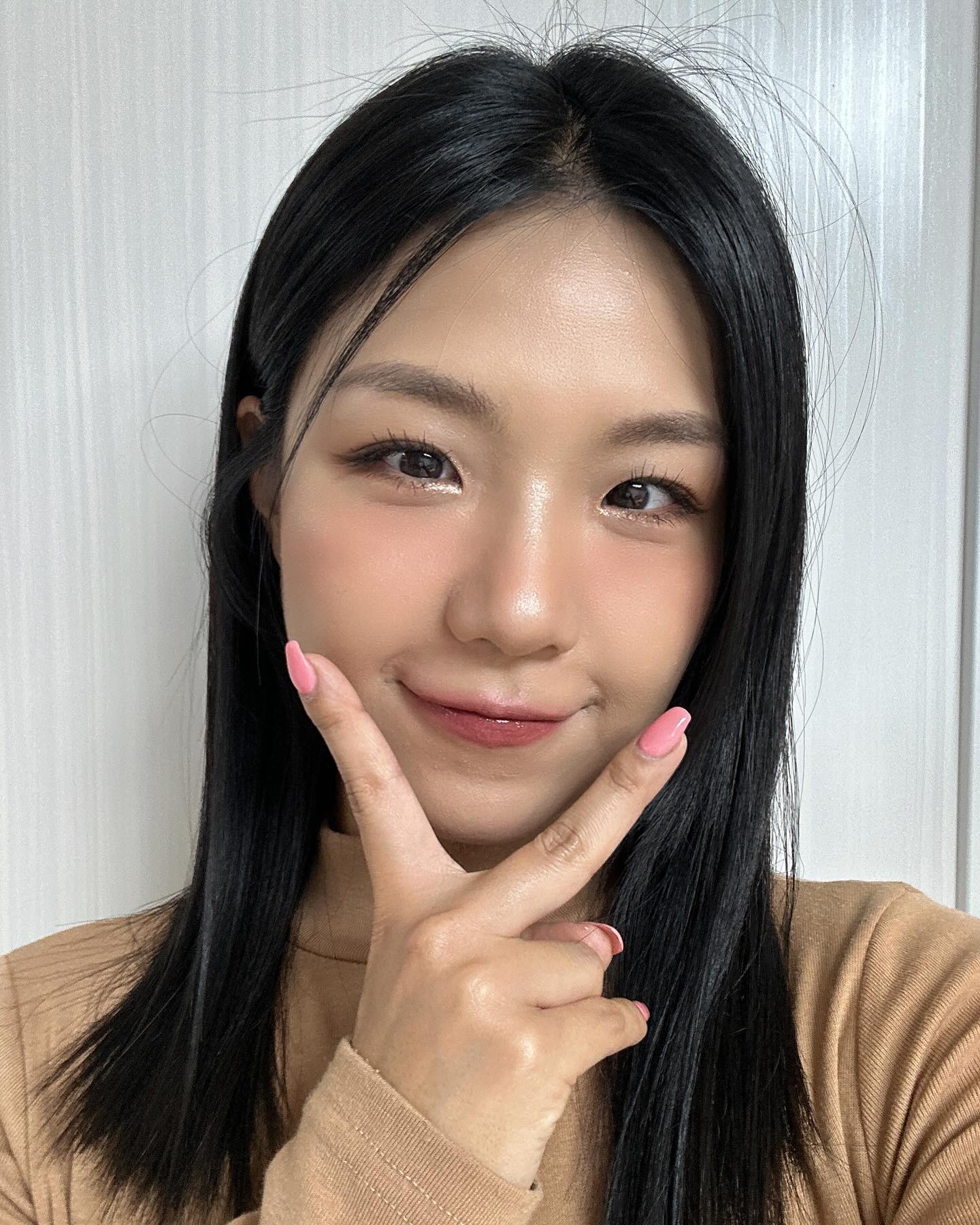 갑자기 올려보는 셀카 (왜?) ㅋㅋㅋㅋㅋ
올해 꼭 이루고 싶은 일들 뭔가요 여러분♥️
그리고 작년에 가장 즐거웠던 일은?
아 알려죠바〰
우리 좋은 일만 생각하고,
더 좋은 일들을 향해 많은 시간을 쏟았으면 해요!✌🏽