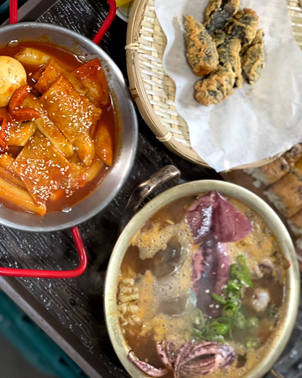 1월 6일 토요일
남해구판장 11시부터 오후8시까지 영업합니다.
정말오랜만에 바람이 불지않아서 창밖으로 보이는
풍경은 따듯하게 느껴지네요.
바람이 불지않아 남해여행을 하기에 좋은 날씨인거 같아요.
기온은 낮지만 따사로운 햇살을 받으며 드라이브를 즐겨보세요.
오늘도 맛있는 음식을 정성껏 준비해 드리겠습니다.