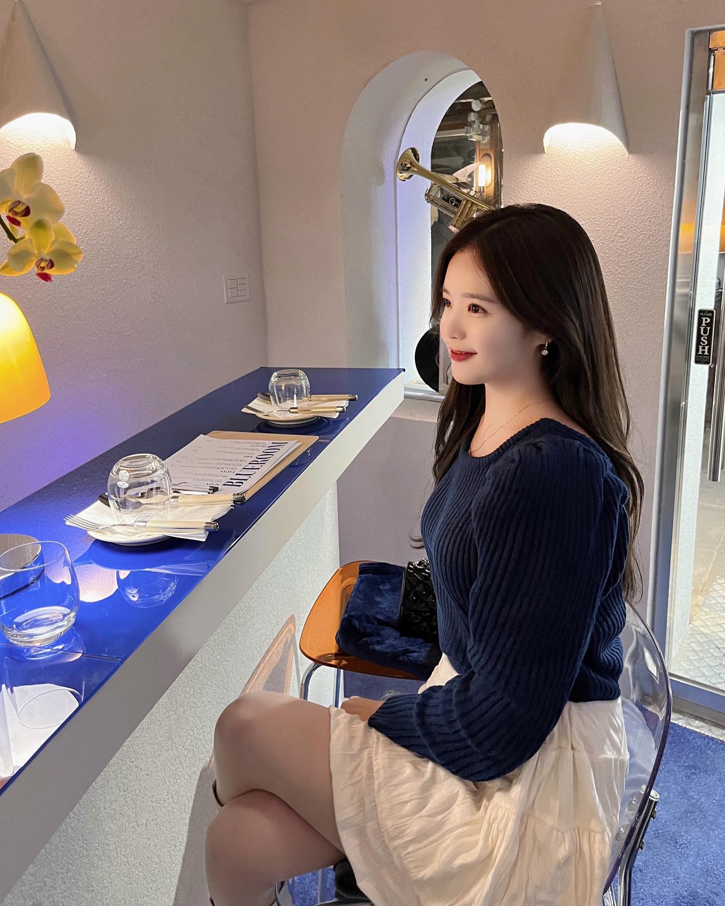 저희 친오빠의 친한 동생분들이 익선동에 너무 감각적인 와인바를 오픈했어요 ! #블루룸 이름에 맞춰 블루 코디하고 간 컨셉에 진심인 나 💙 포토존이 가득해 어디서 찍어도 다 잘 나와서 열장 고르기가 힘들었네유 ᵒ̴̶̷̥́ ·̫ ᵒ̴̶̷̣̥̀ 친오빠랑 찍은 곳이 메인 포토존인데 이것도 맘에 들어서 인스타에 처음으로 남매샷도 슬쩍

이날 대부분의 메뉴를 시켜봤는데 웰컴디쉬부터 메인까지 블루룸만의 특색이 느껴졌고 평소에 크게 선호하지 않던 재료들도 전부 다 맛있게 구현하셔서 쉐프님 찐이시구나 느낀 ..! 

그리고 무엇보다 공간에서 음악이 주는 무드도 매우 중요하다고 생각하는데 흘러나오는 음악들이 뉴욕 재즈바에 있는 느낌이 들어 선곡에 대해 여쭤봤더니 사장님들이 모두 음악 공부까지 하셨다고 해요 🎵🎶 머지않아 재즈 라이브도 생각 중이시라고 하셔서 더 기대가 되는 곳 ㅎㅎㅎㅎ

분위기도 음악도 너무 좋고, 맛있는 음식에 페어링하는 와인들과 친절하신 두 명의 훈남 사장님이 계신 blueroom_seoul 당장 달려가세요 ~~~~ #내돈내산 #익선동와인바