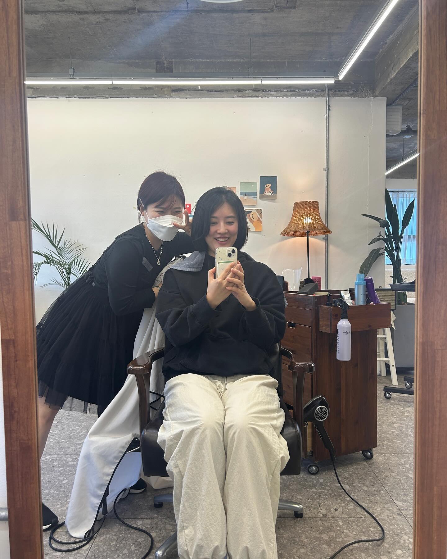 소윤이랑 10년이 넘는 시간동안 못보다가 즉흥적으로 샵예약해서 만났다 😀 우리 채윤원장님 ♥️
고딩때 맨날 나와있던 내셔츠와 돌아간치마를 매번 고쳐주던 
섬세하고 배려있던 소중한 소윤이 니가 고딩때부터 애들 앞머리 잘라주고 하던게 서사의 시작이었구나 자랑스러운내친구 
어제만난것처럼정말 한시간이 순삭… 즐겁고 눈물도 핑돌았던 시간 잊지말고 잘 간직하고있을게 또만나 😍 (오늘 너만나서 나 앞머리 내고 싶었나봐~ 너무 맘에들어 )