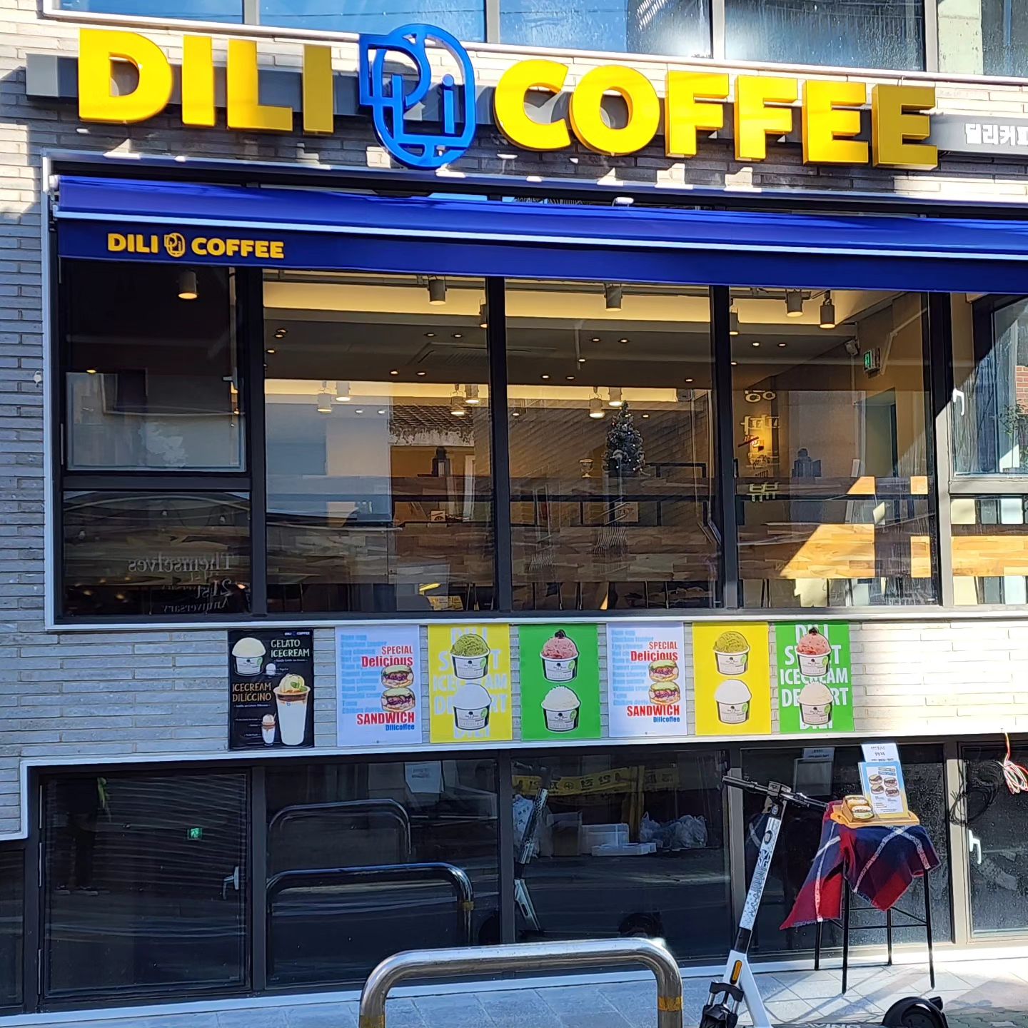 😻 #망원동카페추천 ☕️
망원동에서 신선하고 맛있는 뚱샌드위치와 젤라또가 들어간
시그니처 딜리치노를 맛볼 수 있는 《 딜리커피 》 입니다! 
⠀
망원시장으로 들어가는 길 근처에 있는 딜리커피는 
망리단길을 보기에도 좋고, 커피를 사서 한강을 가기에도 좋은 👍
최적의 위치에 자리잡고 있는데요~ 주변에 소품샵도 많답니다!

들어가면 바테이블과 함께 4인 테이블이 4-5개 정도 되는 널널한 공간과
벌써 겨울느낌이 물씬나는 미니 크리스마스트리가 있었는데요🎄
아기자기한 카페여서 더욱 귀여운 것 같아요 ㅎㅎ 😆

딜리커피는 주문 즉시 만들어 신선하고 맛있는 수제 뚱 샌드위치와 
쫀쫀하고 달달한 젤라또, 빅사이즈 커피들이 유명한데요~

정말 신선하고 좋은 재료를 쓰셨다는게 한눈에 보이는듯한 샌드위치는 
먹으면서도 진짜 짱짱🤩 푸짐하다고 생각하면서 먹었어요!
그리고 쫀쫀한 젤라또가 위에 올라간 딜리커피의 시그니처🌟
딜리치노는 젤라또가 올라갔는데도 저렴한 가격의 프라푸치노라
너무 만족하면서 먹었어요! 다른 커피들도 정말 양도 많고 맛있어서
매일매일 사먹고 싶은 딜리커피의 메뉴들이였답니다😍
사장님께서도 엄청 친절하시고 직원분들도 잘 챙겨주셔서
기분좋고 맛있게 잘 먹고 올 수 있었답니다~💕
망리단길이나 망원시장 들리신다면 딜리커피도 한번 꼭 다녀와보세요!
(더욱 많은 사진과 글은 프로필의 블로그를 찾아주세요🤗)
⠀

❤ 💛 💙
⠀
딜리커피 (DILI COFFEE)
🚩 서울 마포구 포은로 92 1층
🕔 영업시간 :  08:30 ~ 21:00 (Last order 20:30)
☎️ 0507-1405-8655
🌟 포장, 예약, 무선 인터넷, 반려동물 동반🙆‍♀️🐕, 간편결제
🚗 주차 불가 🚫
⠀
❤ 💛 💙
⠀

#협찬 #망원동 #딜리커피 #망원동카페 #망원동맛집 #망원동좋아요 
#망원동빵집 #망리단길 #망리단길맛집 #망리단길카페 #망원역맛집 #망원역 #망원역카페 #샌드위치 #젤라또 #뚱샌드위치
#좋반 #좋아요반사 #선팔하면맞팔 #칼맞팔 #선팔 #소통해요 #소통 #삔의사생활