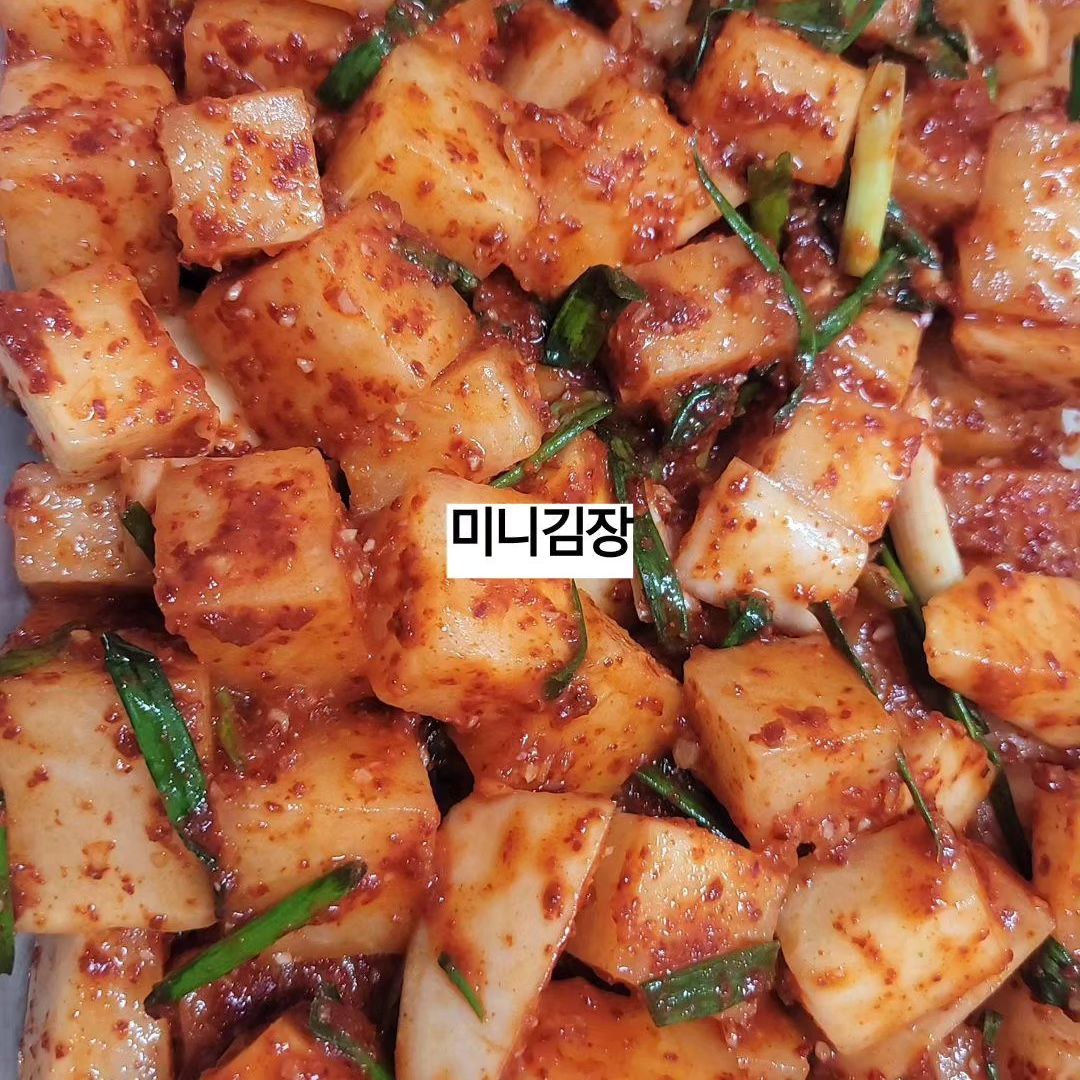 💚미니김장
무 하나 사서 깍두기 3통 (작은 반찬통)
무조림 (조금 짜서 사진 없음)
내일은 소고기 뭇국 만들어먹어야징
.
.
.
#미니김장 #김장 #깍두기 #무조림 #무 #먹스타그램 #맛스타그램 #요리스타그램