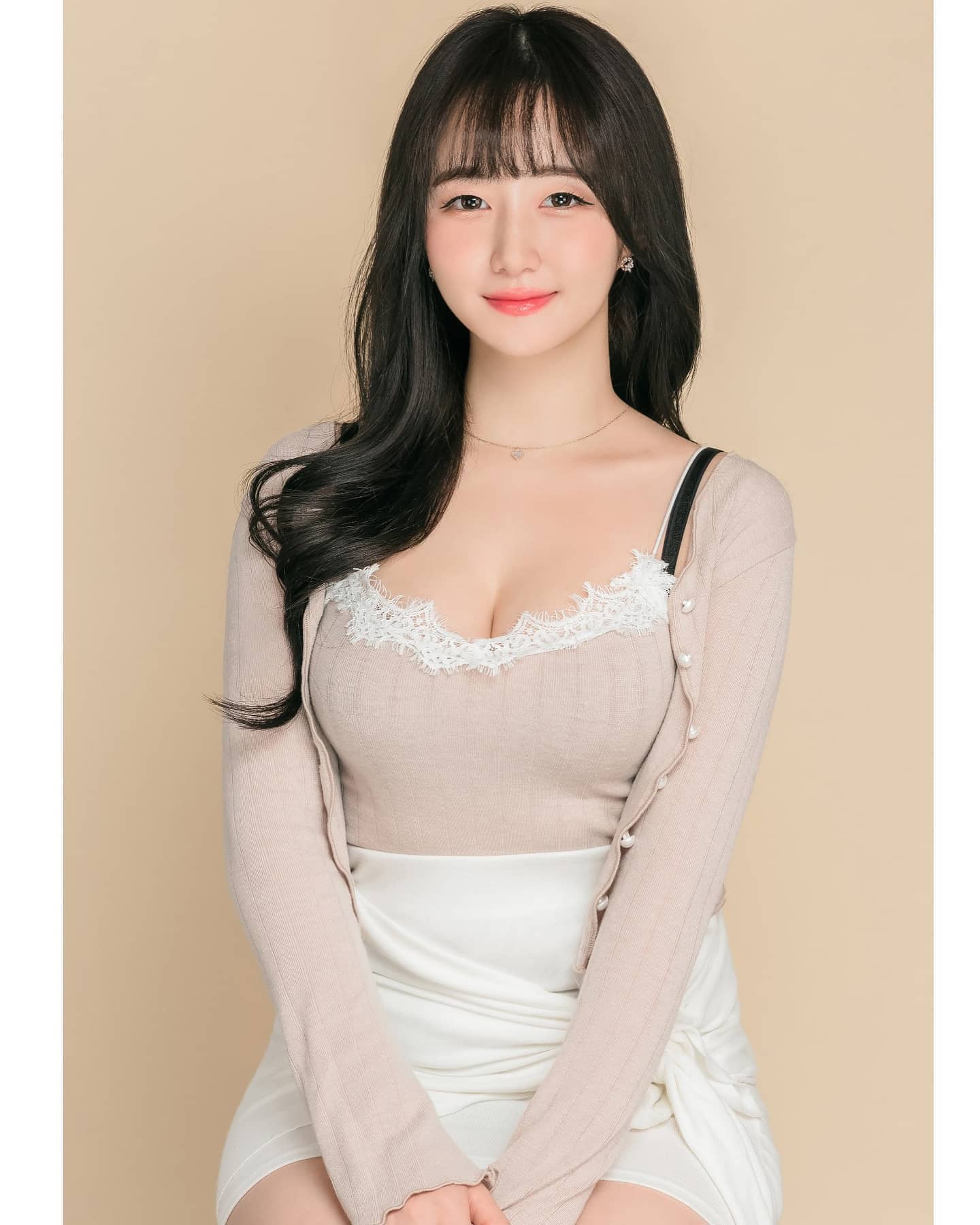 #대가성광고 섬유유연제 향 좋아하는 사람? 이거 뿌리는 날엔 늘 좋은 향 난다고 향수가 아닌 세제 향인 줄 알더라고요 침실에도 뿌려주면 은은하게 오래 지속되어 그날의 기분을 포근하게 만들어 준답니다🫧🤍 #향수 #니치향수 #드레스퍼퓸… | Instagram