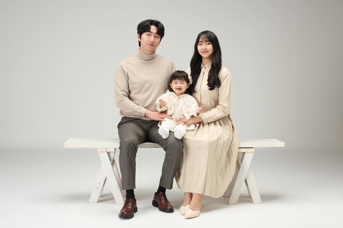 스튜디오에서 워니와 첫 가족사진💛

옷 맞춰입기 힘들었뜸..🙉
나만 뚠뚠이로 나온거같지만
워니가 넘 이쁘게 웃어서 
남편이랑 만족한 사진💛