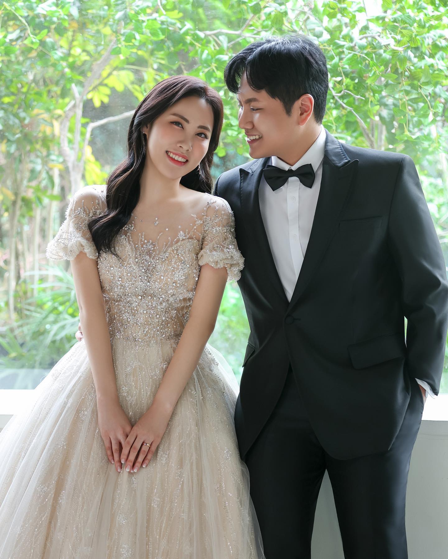#결혼합니다 👰🏻‍♀️💍🤵🏻

Wedding D-10 🤍

2023.04.30 (일) 14:00 

가장 좋은날, 가장 사랑하는 사람을 만나
봄날의 신부가 됩니다 💐🥰

행복한 요즘, 생각나고 떠오르는 분들이 
많아 한 분 한 분 직접 찾아뵙고 인사드리는게 
도리이오나 오랜만에 드리는 연락이 
결혼소식이라 부담되지 않을까 하는 마음에 
조심스러워 선뜻 연락 드리지 못한 분들이 많습니다. 🥹

너그럽게 이해해 주시고 혹시 먼저 연락을
주신다면 감사한 마음으로 
기쁜소식 전하겠습니다. 🫶

좋은 날 귀한 걸음으로 저희의 시작을 축복해주신다면
그 마음 평생 잊지 않고 축복과 감사에 보답하여
행복하고 예쁘게 잘 살겠습니다. 🙇🏻‍♀️🙇🏻‍♂️

#결혼합니다👰🏻‍♀️🤵🏻 #봄신부 #유부초밥되는중 #달빛보정 #wedding #4월의신부 #💍