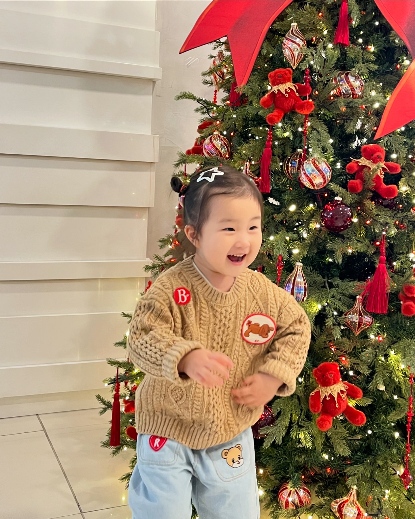 문센갔다가 트리앞에서🎄

시간 왜 이리 빨리가는거지
벌써 크리스마스 트리라니

요즘 윤서는 얘기만하면 왜요랑 
상황극에 푸욱 빠져있어요

반응해주느라 힘들기도 하지만
해준얘기 기억해서 다시 얘기할때면
신기하고 웃기고 🤣

근데 왜요병은 언제 없어지나요?🙄