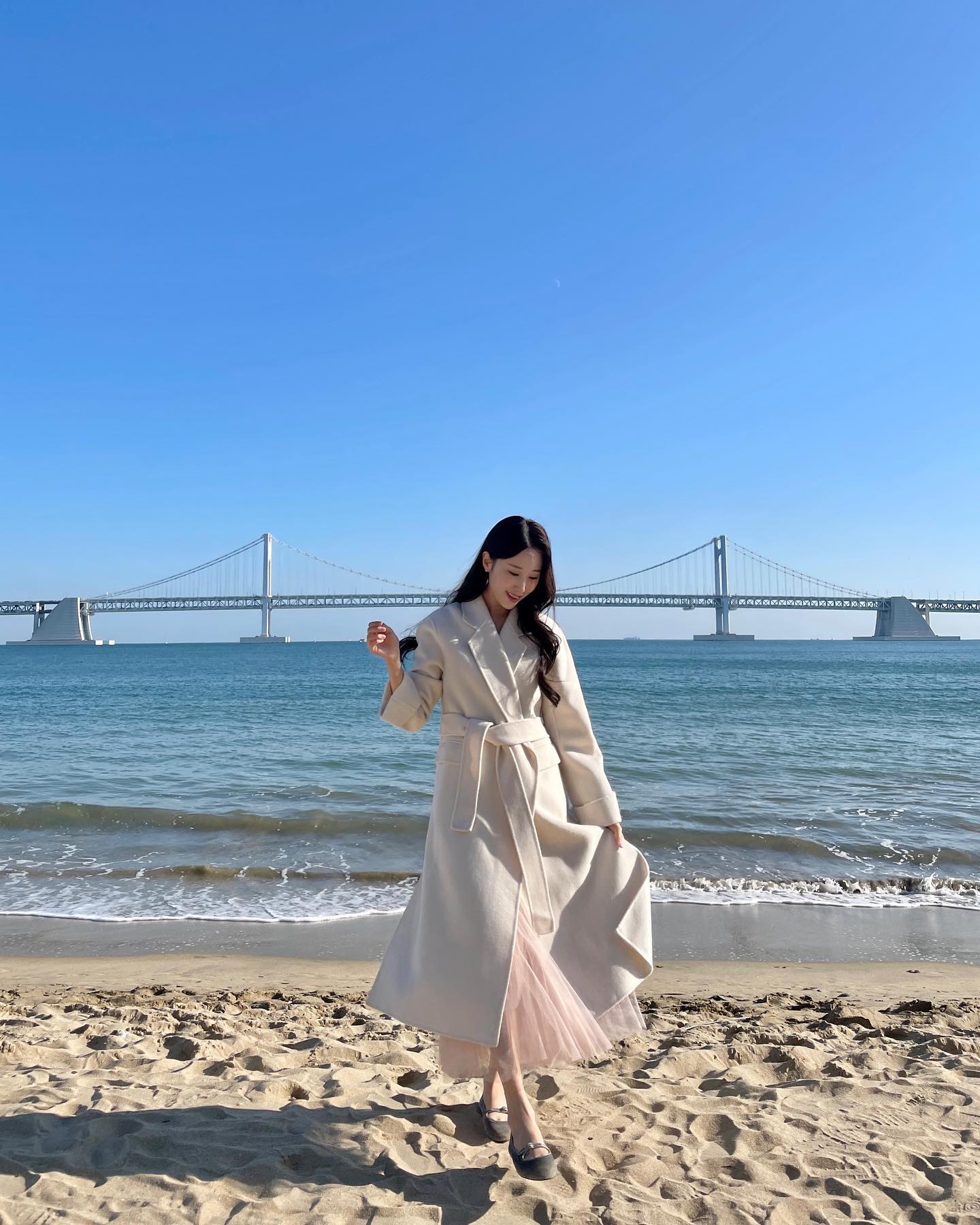 광안리는 밝을때가 예뿌지🫶🏻

🏷️코트 : 하니앤드
🏷️치마 : 하니앤드
🏷️슈즈 : 하니앤드

#하니앤드 #20대여자쇼핑몰 #30대여성의류