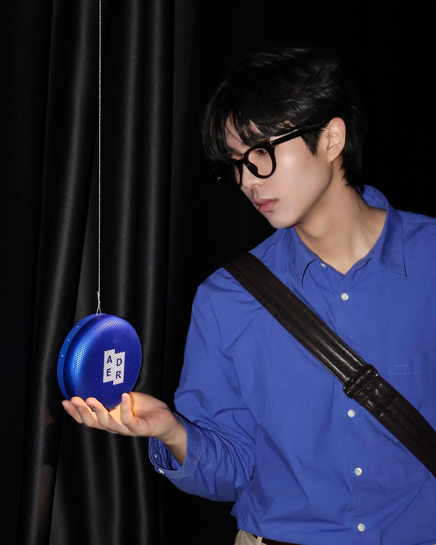 ader_error X bangolufsen 🔊
Sound Presentation: <Rhythm of Blue>
 
정말 멋진 두 브랜드의 웅장한 콜라보로 눈과 귀 모두 즐거웠던 공간이였습니다..💙 
 
<Rhythm of Blue> 전시는 베를린 기반의 설치 예술가 닐스 보커 (Nis Vaker)의 작품을 통해 사운드 경험을 제공한다고 합니다😮 
이번에 협업으로 나오는 ’베오사운드 A1 아더에러 에디션‘도 색감과 디자인이 정말 예쁘게 나온 것 같아 탐나네요✨
 
사전 예약 및 현장 입장도 가능하다고 하니 성수동에 가신다면 꼭 가보세욧‼️
 
📍beizikstudio 성동구 연무장길 26
📍4/10 (수) - 4/14 (일) 11am - 8pm
 
#ADERERROR #아더에러 #BeosoundA1 #BangOlufsen