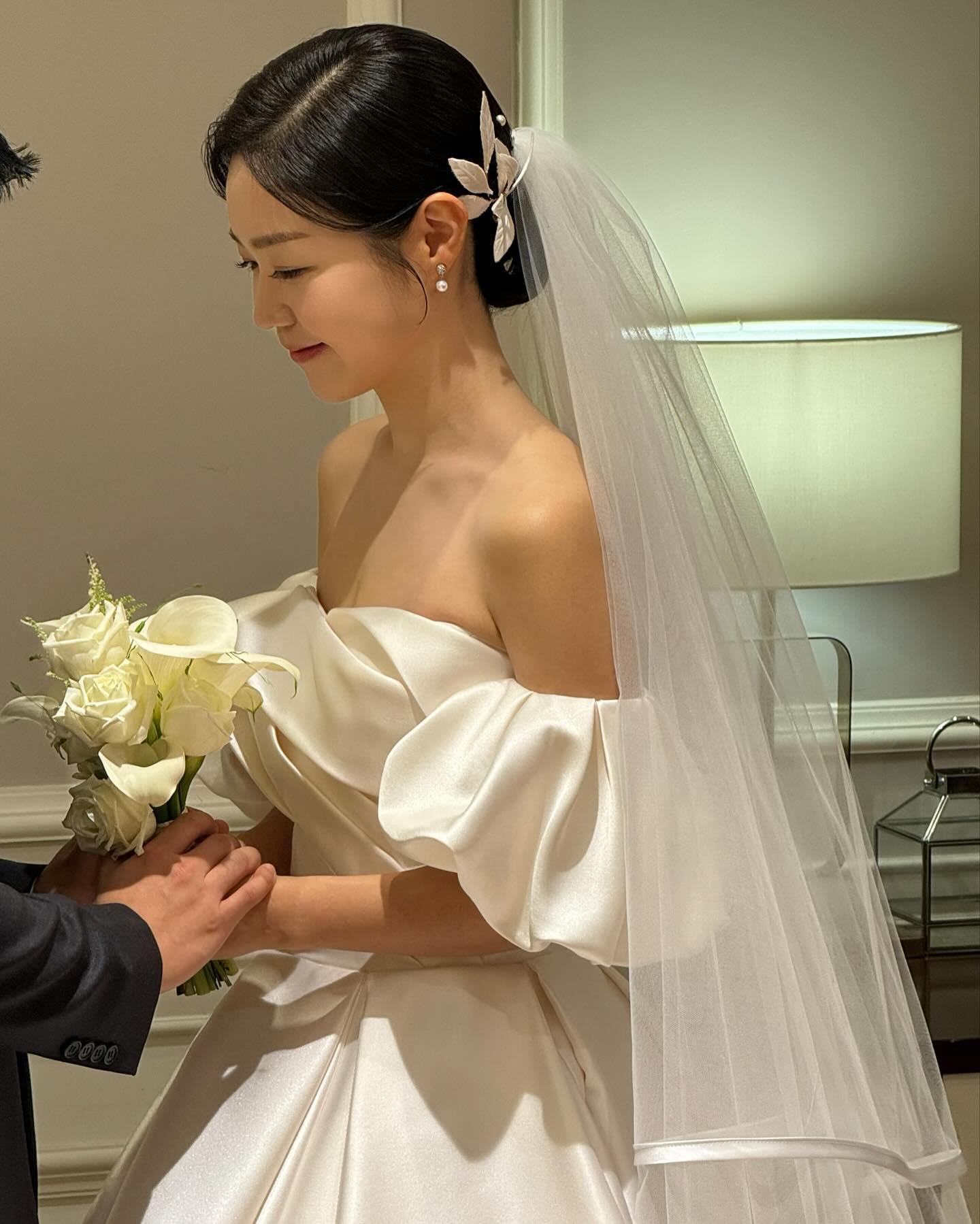 찐막. 내 사진만🤭🤭
사람을 3시간을 빚었더니 좀 달라지긴하네
이때 아님 언제 이렇게 꾸며보겠냐구😅
금손 친구덜, 스냅업체 덕분에 예쁜 내사진 많이 건졌당 껄껄
(왼쪽얼굴이 그나마 나아서 사진이 죄다 왼쪽얼굴ㅋㅋㅋㅋㅋㅋ)