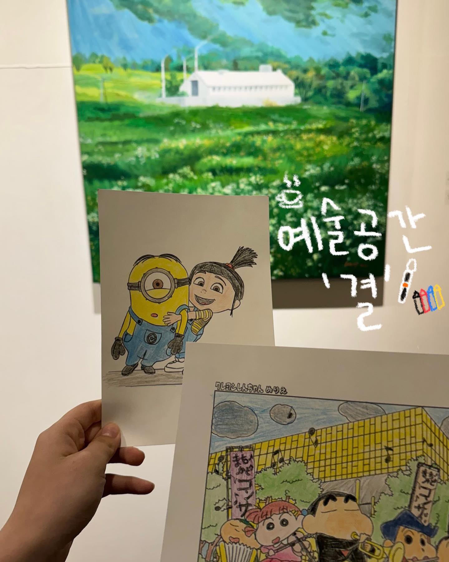 🖼️갤러리카페 예술공간 결

📍 전북 전주시 덕진구 인교9길 23 3층 
⏰금-화 10:30~22:00 /수 10:30~18:00 
📞0507-1366-1398
🅿️매장 맞은편 아중저수지 공영주차장(무료)

오늘은 우아동 위치한 예술공간 결에 다녀왔어요:)
아중저수지 앞에 위치하고, 루프탑이 있어 루프탑에서 아중저수지를 느낄 수도 있다는 점!

🍹자몽스무디(6.5)
흔하지 않은 메뉴라 궁금해서 시켜봤어요 자몽의 달달함과 씁쓸한 맛을 가지고 있고 슬러쉬 같은 제형으로 너무 시원해요! 딱 여름에 제격인 메뉴같다고 생각이 들었습니다

☕️에소크림라떼(6.0)
크림과 커피가 다 넘 맛있었어요! 섞지 않고 먹어도 맛이있어 저는 쭉 섞지 않고 먹었는데 크림 달달하고 커피 맛도 좋더라고요 ㅎㅎ크림커피 좋아하시는 분들은 다 좋아하실 메뉴

🧀브라운치즈크로플(6.8)
브라운 치즈가 듬뿍 올라가 있어 좋았어요 브라운치즈 아래 체다치즈가 아래 깔려있는거 같더라고요 크로플도 촉촉바삭하며 맛있습니다!

 👧🏻루프탑이 아중저수지도 보이고 예쁘게 되어있다고 해서 기대했는데 강풍에 비가 엄청 쏟아지는 바람에 못올라가 소개시켜드리지 못해서 너무 아쉬워요 ㅠㅠ 여러분은 꼭 가서 즐겨보세요ㅎ
 갤러리 카페 특성을 너무 잘 살리고 좋은 전시회도 즐길 수 있어 너무 좋았어요 드로잉 체험도 하며 바쁜 일상 속에서 잠시 빠져나와 집중하며 힐링할 수 있어 참 좋더라고요:)
연인분들 이색 데이트하기도 좋을거같고, 혼자 잠시 생각정리하러 가기도 좋을거 같아요 
‘평의 세계’-강유진 작가님의 초대개인전이 5.27~6.30 진행되더라고요 궁금하신 분들은 6월안에 방문해보시길 추천드립니다! 

🖼️ artspace_gyeol 

#__갤러리카페예술공간결 #예술공간결 #artspace_gyeol #아중저수지 #아중저수지카페 #전주역카페 #전주데이트 #전주카페 #전주가볼만한곳 #전주핫플 #아중리카페 #전주아중리카페 #아중리데이트 #전주데이트 #전주디저트 #아중리디저트 #전주디저트맛집 #전주디저트카페 #전주역디저트 #아중저수지디저트 #아중저수지데이트