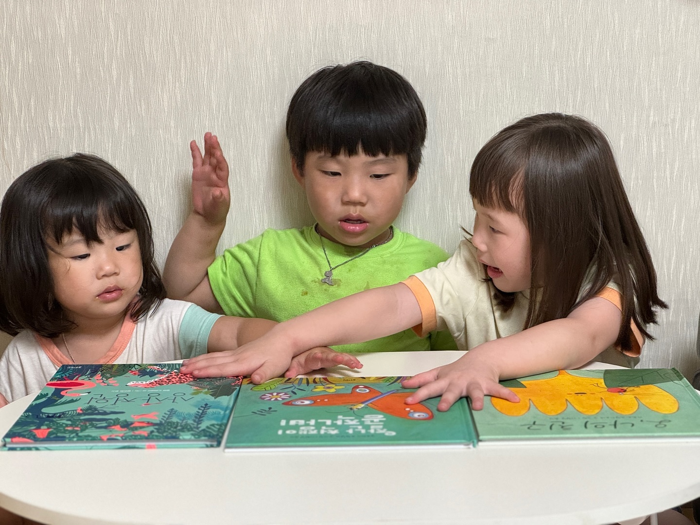 #협찬
⠀
시윤이가 유치원에 들어가고 그림책을 읽기 시작하면서
어떤 전집이 좋알까~라는 고민을 하게되면서 알아보았는데
블루래빗에서 엄선한 세계 창작 그림책 컬렉션이라 너무 좋아보였어요.
⠀
블루래빗 토끼책방 2호점 컬렉션 유아전집에서
상상정원, 잘난 척쟁이 공작나비, 오 나의 친구 3권을 먼저 읽어보았는데
시윤이가 금세 집중을 하고 읽더라구요.
⠀
오 나의 친구는 무당벌레 카밀라와 금잔화 카렌이 들려주는 진정한 우정이야기로
아이들이 따뜻한 마음으로 친구와의 관계를 만들어갈수 있도록 도와주어서
사회생활을 시작하는 4세부터 5세, 6세 아이들에게 읽어주면 좋아보였어요.
⠀
잘난 척쟁이 공작나비는 세상에서 자기가 최고인줄 아는 못 말리는 잘난 척쟁이
공장나비 이야기 인데요.
이 책은 유독 첫째 시윤이와 셋째 주연이가 좋아하였던 창작 동황에요.
알록달록한 여러 색감을 사용하여서 제가 읽어주기도 하였지만
시윤이가 동생들에게 그림을 보면서 내용을 만들어가기도 하면서 읽어주기도
하였어요.
⠀
잘난 척쟁이 공작나비 창작 그림책은 아이들에게 서로의 다름을 존중하고,
겸손해야 한다는 교훈을 일깨워 주는 책이어서 편견 없이 친구를 바라보아야
된다는 가르침을 줄 수 있는 책이기도 하였어요.
⠀
상상 정원 그림책은 읽으면서도 재미있던 책인데요
현실과 상상의 세계를 흑백과 컬러감으로 구분하여서 읽어가기도 하고
페이퍼 아트로 정교하게 만들어낸 아름다운 상상 정원 속 모험을 떠나는 내용이에요.
거기다 아이들의 풍부한 상상력을 이끌어내줄 수 있어서 아이들이 너무 좋아하면서 보았어요.
⠀
또한 블루래빗 토끼책방은 최고의 그림책 시상식이 있어서
마음에 드는 책에 스티커를 붙여줄 수 있는데요. 시윤이는 좀 더 읽어보고
맘에 쏙 드는 책에 맞는 스티커를 붙인다고 아직 붙이지는 못하였지만
곧 시윤이가 뽑은 그림책도 함께 소개해볼게요!
⠀
아이들의 눈높이에 맞춘 창작그림책이라 호기심과 상상력을 마음껏
펼칠 수 있고 스토리 좋은 블루래빗 토끼책방 읽어보세요:)
⠀
🏷ᴛʜᴀɴᴋs ᴛᴏ - bluerabbit_offcial_korea
⠀
#블루래빗 #토끼책방 #유아책 #유아도서 #세계창작그림책
#블루래빗토끼책방 #그림책추천 #창작동화 #유아전집 #창작그림책전집
#전집추천 #5세유아전집 #5세도서 #책육아