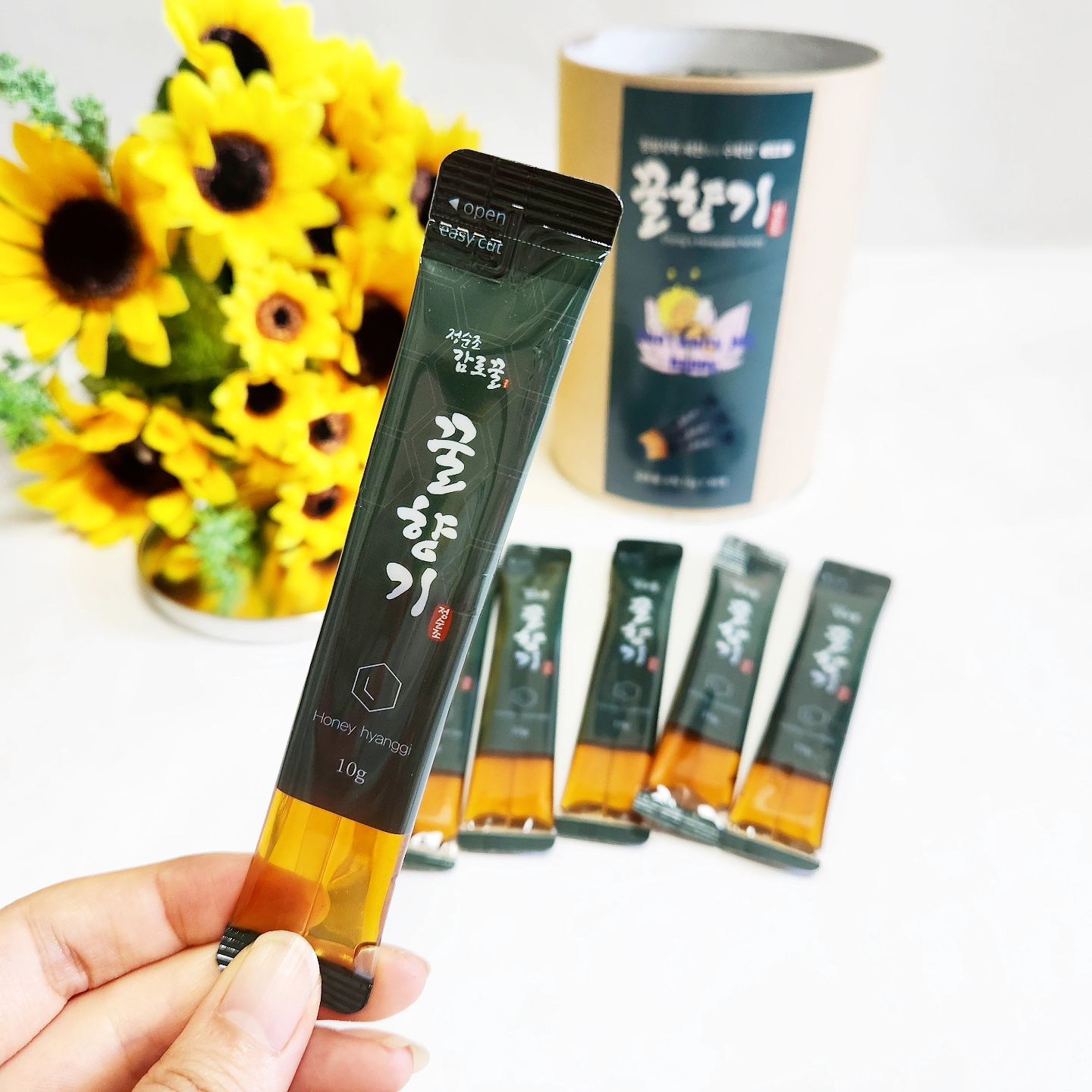 #협찬 🍯🐝

#감로꿀스틱 #한국인의밥상출현천연꿀 #정순조감로꿀

감로꿀 들어보셧나요? 
저는 들어본것같기도하고  생소하기도 했는데요~
감로꿀은 이미 미국에서 최고의 대접을 받고있는 프리미엄 꿀이랍니다~~^^
대량생산이 적합하지않은 감로꿀은 극소량만 채취가 가능해서 정말 귀한 꿀이더라구요~

그런 감로꿀을 미국현지에서 배워 한국의 기후와 환경특성에 맞춰 연구한 방식으로 채취한 정순조 감로꿀~♡

국내 최초로 소개된 감로꿀로서 수입산 등이 아닌 직접 양봉하여 채취하는 감로꿀♡

사양벌꿀이 아닌 벌들이 나무의 잎과 순에서 채취한 100% 천연 벌꿀만을 생산!!!♡

김로꿀은 사양꿀과 달리 다당류의 형태로 올리고당 함량이높아 혈당수치가 빠르게 오르지않는 점도 좋아요~

귀한꿀이라 귀한 울엄마 드시라고 선물해드렵답니당~♡
일반꿀과는 완전 다른 진한 꿀맛에 쫀득한 식감이 드는 꿀이라니 정말 특별함이 느껴지는 꿀이에요~♡

감로꿀에는 항염,향균작용을 돕는 기능이있어 식재료는 물론 일반섭취로도 활용되는 #천연영양제 에용~

식전 꿀모닝~♡
요거트,그래놀라와 함께~♡
오운완 운동후 1포~♡
펜케이크 위에 뿌려 달달하고 맛있는 간식으로 즐겨도 굿~♡

이지스틱 개별포장이라 언제어디서나 위생적으로 섭취할수있어서 너무 좋아요~^^

일반꿀보다 페놀산  6배 , 비타민C 7배 , 항산화  10배라니 귀한분들께 선물하기 감로꿀이 딱이죵~♡

아래에 정순조 감로꿀 정보 공유해놓을께요~ 귀한분께 선물해보세요~🎁
⬇️⬇️⬇️⬇️

https://smartstore.naver.com/honeydewhoney/products/7208409950

 #감로꿀스틱 #한국인의밥상출현천연꿀 #정순조감로꿀
#디너의여왕