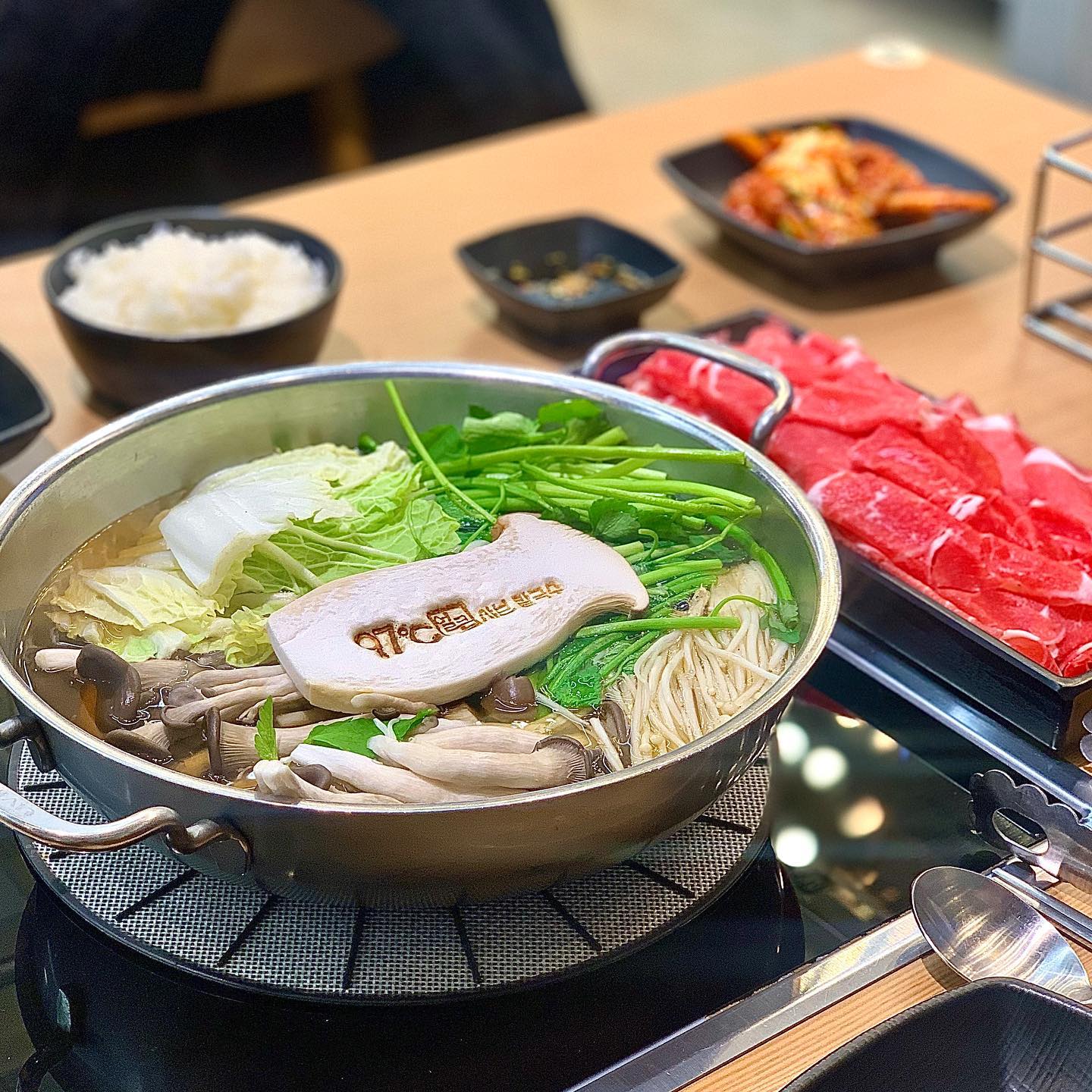 #협찬 #97도씨샤브칼국수 

영종도 투어2
가성비 샤브샤브집!! 10,900원에 샤브샤브와 칼국수(or볶음밥) 모두 맛볼 수 있는 곳이다😇

육수는 얼큰한 맛과 순한 맛 중 내 픽은 순한맛 육수!!! 미나리, 버섯, 채소, 고기가 기본으로 나오고 볶음밥, 칼국수 중 선택할 수 있다..!

집 근처 가격대가 있는 샤브샤브집 많이 다녀봤지만 가격대도 착하고 무엇보다 진짜 맛있다 국물도 깔끔하고 ,, 찍어 먹는 소스도 넘나 내스탈.. 🤤 고기 추가해서 더 먹었다🧡❤️
무엇보다 칼국수는 역시 김치가 맛있어야 맛있는데 여기 김치 너무 맛있었다😍

만두도 사이드로 아주 구웃〰️

97도씨 해물칼국수집도 유명하던데.. 
유명한 이유가 있는 것 같다〰️〰️
여기서 식사 후 평상인 제빵소 카페도 10프로 할인된다고 하니 영수증 꼭 챙기기!!!

#영종하늘도시칼국수 #영종하늘도시샤브샤브 #영종하늘도시맛집 #중산동칼국수 #영종도샤브샤브 #중산동맛집 #영종도샤브칼국수 #영종도맛집 #영종도칼국수 #97도씨샤브칼국수 #영종도데이트 #인천샤브샤브 #인천칼국수 #맛스타그램