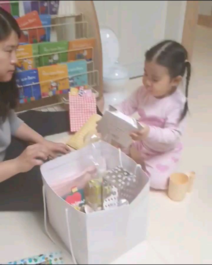 #소띠아가
#1117일
#36개월22일
어린이집 생일파티때 받아온 선물 뜯어보기
어린이집 같은 나이 친구들이 많으니 선물 뜯는데도 한참 걸렸다. 우리딸 내 보기에 거의 확신의 I인데 인생 살면서 이리 생일선물 많이 받을 일이... 이때 말곤 없을 듯????ㅋㅋㅋㅋㅋㅋㅋ 엄마입장에선 이게 다 빚이라 생각하니 또 마음이 무거워지는군.....ㅋㅋ.......

생일파티날 실내놀이터에서 놀았던 사진 등하원선생님께 전달 받았는데..... 둘다 공주옷에 .... 이거 뭐니 왕관 수여식이니 ㅋㅋㅋ? 마지막 깨발랄한 머리꼬랑지가 웃음포인트 ㅋㅋㅋㅋㅋㅋ 저 엘사옷은 놀이터에서는 춥다고 선생님이 겨우 조끼 입혀주셨고 어린이집에선 벗고 있었단다. 사유는 엘사 드레스 친구들한테 자랑해야 해서......... 아이고.... ㅋㅋㅋㅋㅋㅋㅋㅋ ㅜㅜ

선물받은 아기상어 손가락인형이랑 뽀로로 친구들이랑 기똥차게 색깔매칭을 해놨길래 가만 생각해봤더니 아기상어 색상=후레시맨 색상이네...???? 아 아닌가 지금 생각해보니 빨간색(리더)이 없구나.... 근데 비슷한 색상 구성으로 나오니 뭔가 그룹핑을 열심히 하는 딸. 이와중에 포비는 왜 매칭 안해주고 나는 짝이없어 엉엉 하는거지..?