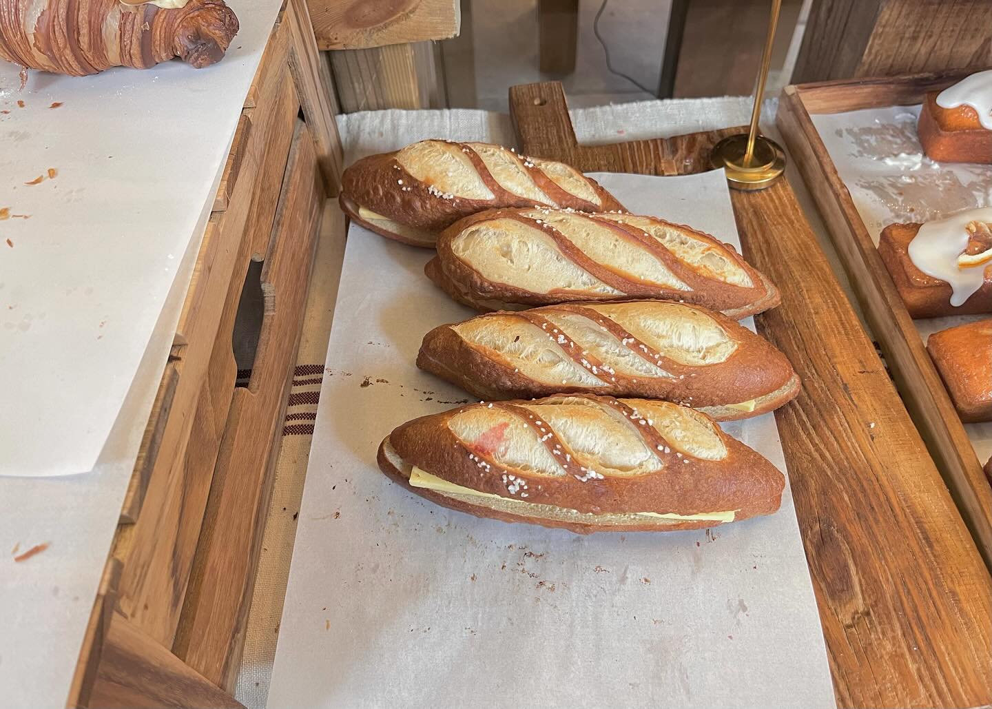 빵순이 간만에 신났지렁~~🥖🥐🧈🥯
소금빵 소금 다 떼어내고 먹은거 안비밀ㅋ🤭
바질소금빵은 인정🫶🏻

#의정부카페 #투하츠베이커리
