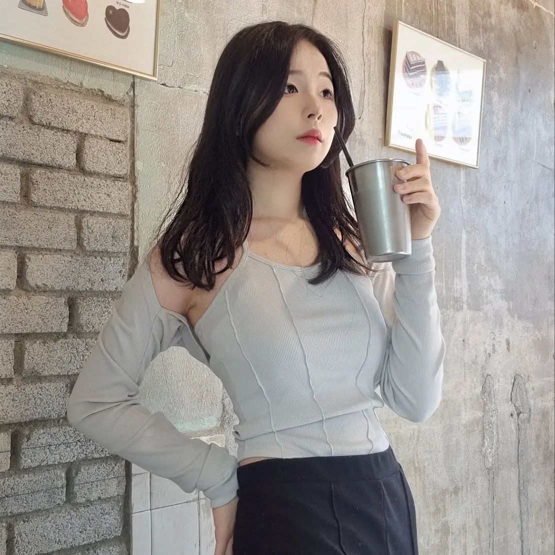 연차 낸 날 뭐하고 싶냐고 묻는다면?
저는 한껏 꾸미고 사람없는 카페가서 사진찍기!
특히 자연광이 잘 들어오는 카페가 좋아요✨️
최대한 사무실과 다른 풍경이 좋달까ㅎㅎ

grady21.shop 에서 보내주신 
예쁜 #볼레로세트 입고 사진 몇 장 건지고 왔답니다 ✌️ 

우리 인친님들은 공강이나 연차낸 날 집콕파에요 외출파에요?

#그레디21 #볼레로나시세트 #나시가디건세트 
#라라브레드송정점 #라라브레드 #송정핫플 #송정핫플레이스 #패션계정맞팔