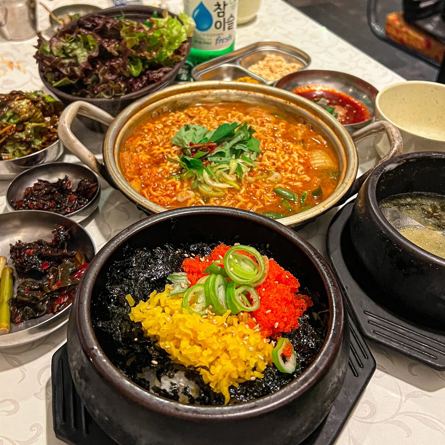 식사하러 가기 딱! 좋은 #양정 #목구이
#알밥 + #냄비된장라면 조합 굿
식사류가 다 맛있는 곳‼️‼️‼️
상호는 #범천집목구이 지만
양정에만 4번정도 가본 듯~!!!!
사장님 직원 다 친절하셔용>,<

갈 때마다 구성은 거의 변함없이
새알미역국에 정갈한 반찬 나오고
요기 가면 무조건 특수부윈데
슈퍼골든포크 금목살도 진짜 부드러움!!
껍다구는 주문하면 구워나와서
조금만 더 익혀 먹으면 되는데
가성비 좋은 고기집인데
맛까지 있네?라고 생각하면 좋은 곳

🚩양정_목구이
-
-
-
#양정맛집 #양정밥집 #양정술집 #양정핫플 #양정고기맛집 #양정동맛집 #양정맛집추천 #특수부위전문점 #금목살 #맛집추천 #범천동맛집 #범전동맛집 #껍데기 #부산맛집 #부산고기집 #부산특수부위 #부산찐맛집 #부산로컬맛집 #목살맛집 #부산삼겹살 #서면고기맛집 #부산시청맛집 #kfood #koreafood