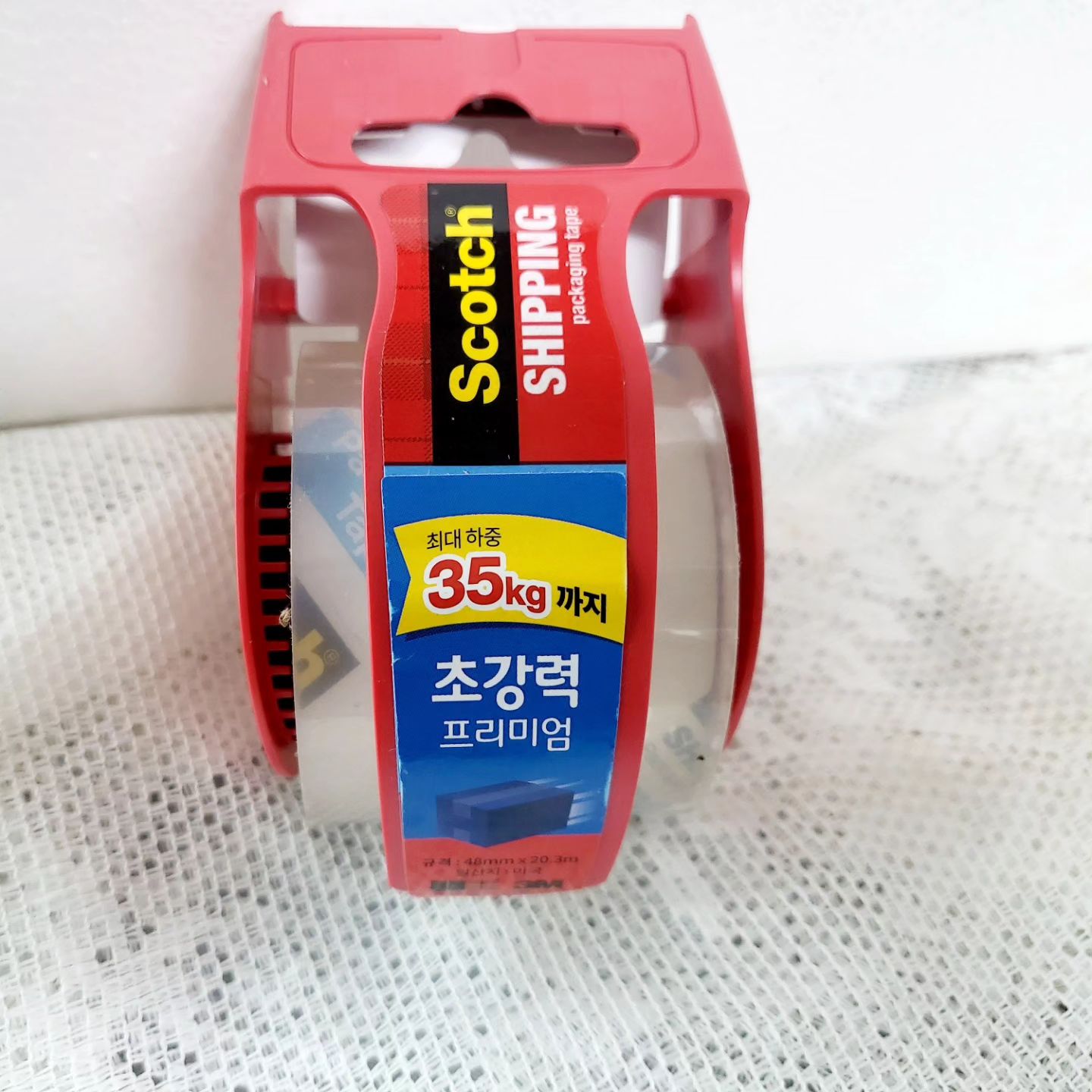 #체험단 #제품제공
택배포장시, 테이프가 얇아서 2~3번 덧발라야했고..
무거운 물건은 진짜 미라처럼 칭칭 감아야해서 짜증폭발 이였음😤

3M 스카치 초강력 포장용 테이프 사용해보니, 평온해지는 마법 🧚‍♀️

ㅡ약 1.8배 강력해진 접착력
ㅡ약 2.3배 더 도톰해진 두께
ㅡ솔벤트 사용하지 않아서 냄새도 거의 없음

한손으로도 한큐에 포장가능하고,
무거운 무게도 덧바르지않아도 짱짱하게 잘 잡아줘서 너무너무 마음에 드는 😍♡

#3M스카치 #초강력포장용테이프 #포장용테이프 #3M #스카치 #필수템 #택배포장
