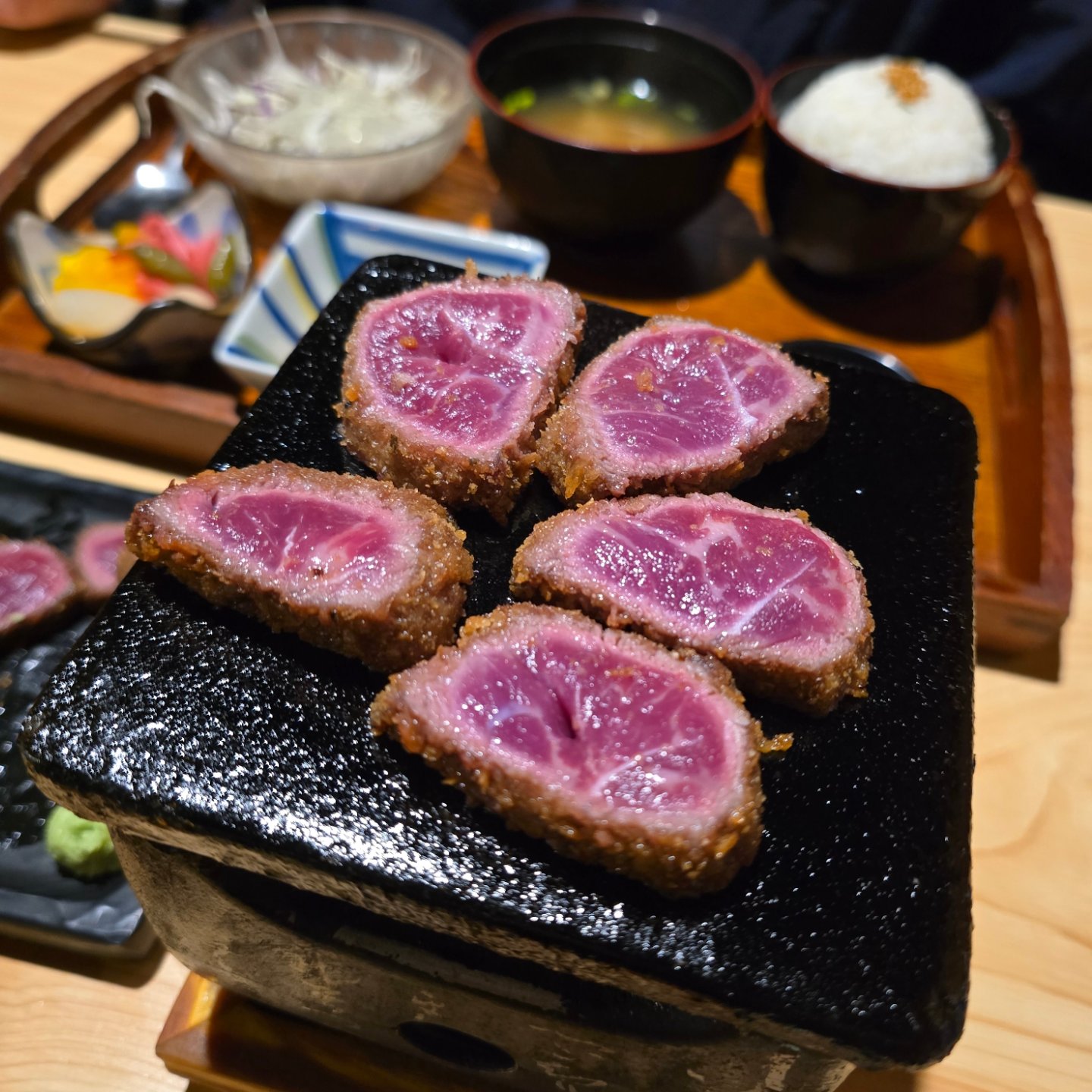서면 규카츠맛집 고베규카츠

 미니 규카츠 정식이랑 불닭크림볶음면 주문하고 얼른 영수증 리뷰하고 받은 멜팅 치즈볼까지 !!

빛깔좋은 규카츠 미니화로에 살짝 구워서 와사비 얹어서 먹으면 꿀맛 !

매콤한 불닭크림볶음면에 얹어먹어도 👍

매장도 쾌적하고 넓었고 할로윈 다되가서 할로원 컨셉으로 꾸며져있는 센스👻

음식도 주문하고 얼마 안되서 금방나와서 만족스러웠는데 

여러분 멜팅치즈볼도 꼭드세요 연유에 찍어서 먹으면 진짜 맛있었어요

.
.
.
.
.

💟 서면 고베규카츠
📍부산 부산진구 중앙대로680번가길 29 2층
☎️0507-1427-5565
⏰️ 12:00 ~ 21:00 ( 15:00~17:00 브레이크타임)
.
.
.
.
#서면맛집 #서면맛집추천 #부산맛집 #일본식돈카츠 #규카츠전문점 #부산진구맛집 #부전동맛집 #고베규카츠 #규카츠맛집 #부산규카츠맛집 #서면규카츠 #서면규카츠맛집