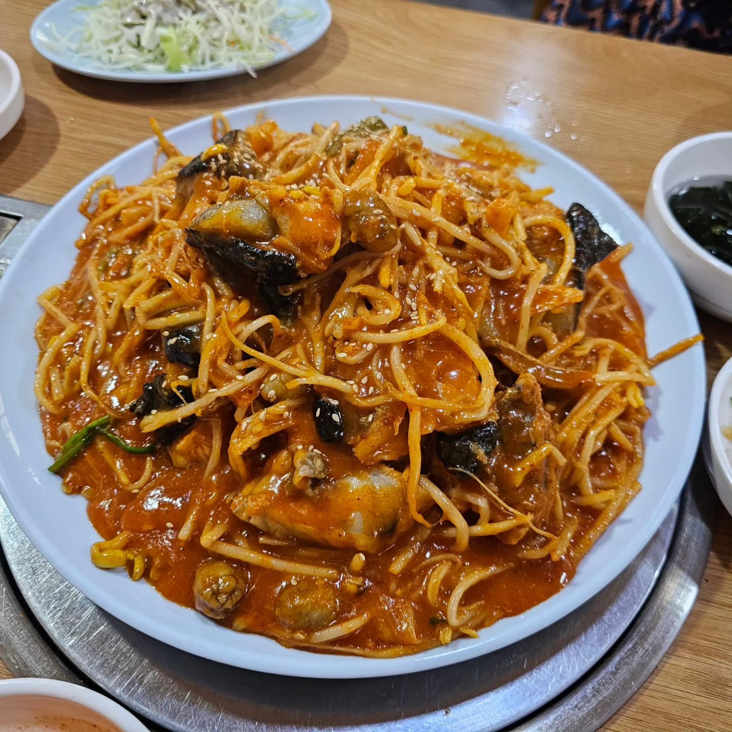 사랑하는 울언니랑 울홍이😍
원래 궁평항 가기로 했는데,
엄마 아파서 병원다녀와서 마사지도 취소하고
엄마 병원 픽업다녀오는 길에 유투브 교육듣고

가게랑 떨어진
남양 밖으로 나가믄 오가는 시간이 오래걸리니
가까이에서 먹자 했는데ㅎㅎ

울언니는 소율이 얼집으로 보내고 제대로 먹은 것 같다고 하는 이야기에 또 뭉클😭
울홍이는 그냥 우리를 만나는 것만으로도 힐링이 된다는 말에 또 뭉클😭

나는 진짜 오늘을 내가 엄청 기다렸구나를 느낀게
요즘 내가 나를 엄청 누르고 있었는지
셋이 앉아서 같이 마음 나누고 눈맞추고 웃는 그 순간이 숨이 확 트이는 것 같았다

그냥 내 마음을 알아주는 사람들
내가 하는 말과 내 행동에 모두 그럴 수 있다
넌 잘하고 있다 라고 해주는 응원

그냥 아무것도 아닌거에
아이들 크는 이야기에 웃고 떠들며
숨쉬는 그 순간들

내게는 그게 너무 행복이었다

고마운 오늘 하루😍

#람홍날 #내마음아는사람들 #사랑하는사람들 #고마워요