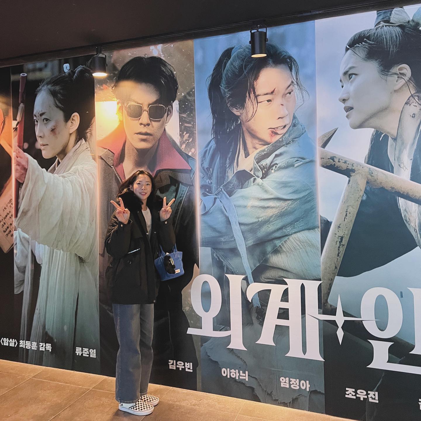 #협찬

외계인 1편을 너무 재밌게 봐서 
외계인 2편 시사회 다녀왔어요 😎😎
배우님들 너무 존예 존멋 🫣🫣

류준열🖤김태리🖤김우빈 조합은 또 말모…
쟁쟁한 조연분들 연기는 최고구요👍

1편을 안봐도 초반에 요약스토리가 있어서
충분하구요 배우들 케미에 연기가 진짜
빵빵터져요 캐릭이 다들 너무 찰떡 
최동훈 감독님 역시 믿고봅니다 😇😇
온가족이 함께 볼수 있는 유쾌한 오락 액션! 

연기며 스케일이며 꼭 봐야할 영화
1/10 극장으로 고고 하세요!!!

#영화추천 #외계인_2부 #영화외계인 #1월10일극장개봉 #최동훈감독 #류준열 #김태리 #김우빈 #이하늬 #염정아 #조우진 #김의성 #진선규