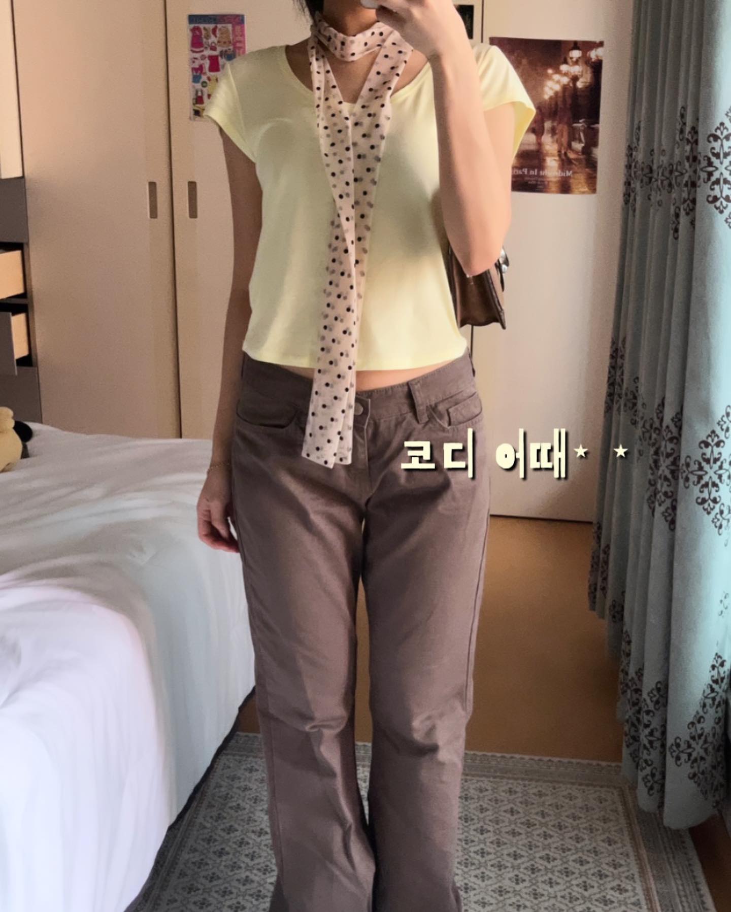 💭레몬 걸🍋🏖️

⋆ 레몬 + 갈색 조합 좋다~~💗
약간 일본 여주 감성..?

이 스카프는 내 코디 치트키..🤎
평범룩에도 요거 하나 하면 멋쟁이 가능😎✨

🏖️지금 요 티셔츠는~~~릴스도 있으니 놀러와❕❕

𖤐스토리에서는 제품 추천⋆ 정보 같은 거 나누고 있으니 릴스 & 스토리 놀려오기👀🍧