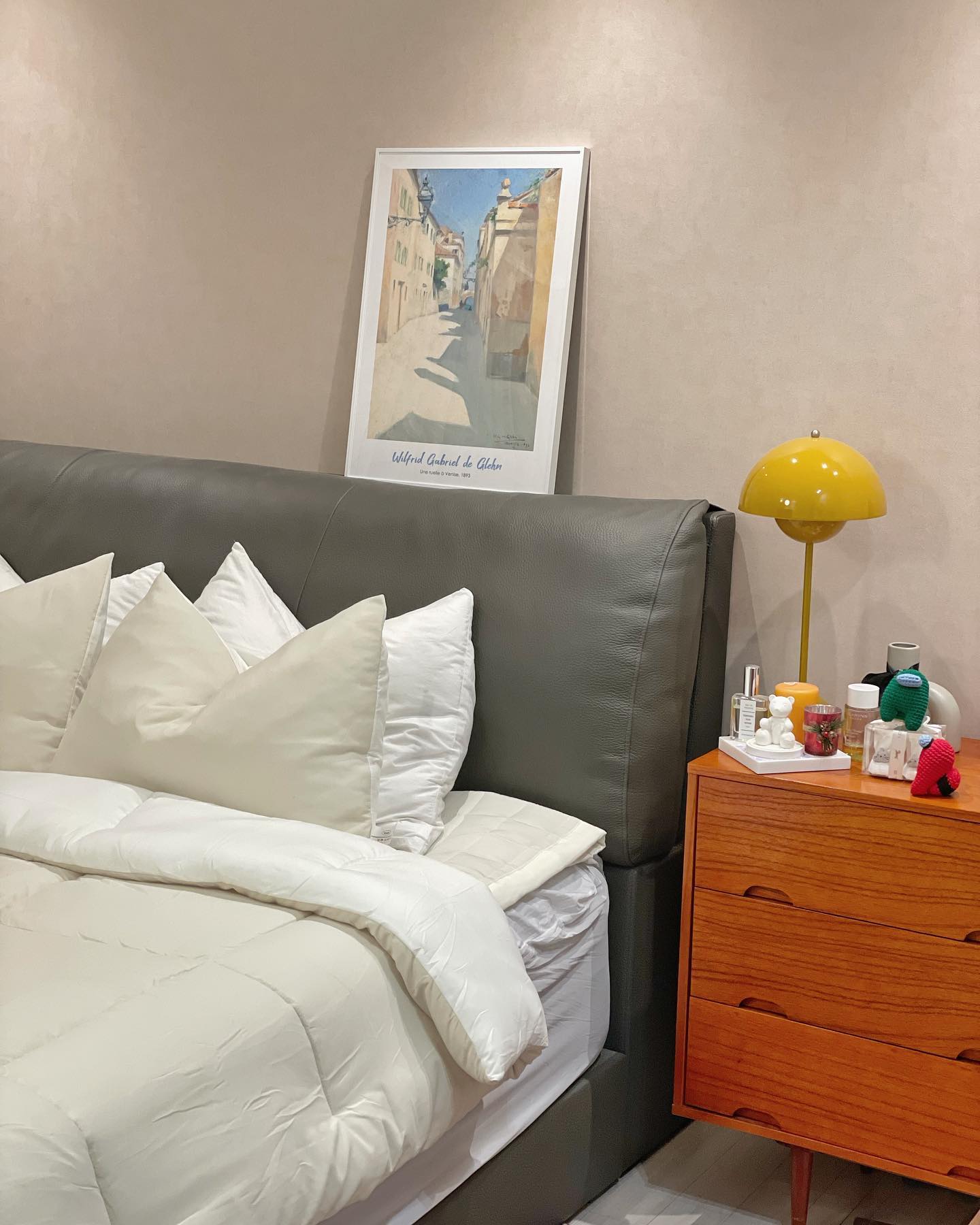 #광고
조리원 8일차. 
벌써 퇴소가 걱정되기 시작했다. 집에 가면 어떻게 생활하지 시뮬레이션을 돌려보니 엄두가 안 난다…
항상 집이 최고다 생각했지만 지금 이순간만큼은 신생아실과 선생님들이 없는 집이란 무서울 뿐🥹

——
오늘은, 우리집에 없으면 안 되는 최애 가전 Top3 소개✅

1. 첫번째는 우리집 침실의 분위기를 맡고 있는 앤트래디션 플라워팟 VP3✨
2. 두번째는 우리집 식탁을 책임지는 디트리쉬 인덕션 화이트! 원래 그레이 컬러로 사용 중이었는데 이사 오면서 화이트로 교체. 
3. 세번째는 우리집 저녁시간을 항상 환하게 밝혀주는 아르떼미데 네시노🍄

조명을 좋아하고 집착하는 편이라 세 가지 중 두 가지가 조명이다. 조리원에서 작성하는 포스팅이라 가장 먼저 떠오르는 가전을 쓰다보니 더 조명만 생각나는✨ 그나저나 이사 오고 나서 거실에 스탠드를 하나 더 두고 싶어서 고민 중인 건 안 비밀🙃

더 자세한 후기는 220앱에서 닉네임 검색
👉🏻 “autumn_min_” 

-
#220서클멤버7기  #220코드앤코드 #220cordncode #아르떼미데네시노 #플라워팟vp3 #디트리쉬인덕션 #화이트주방 #조명추천