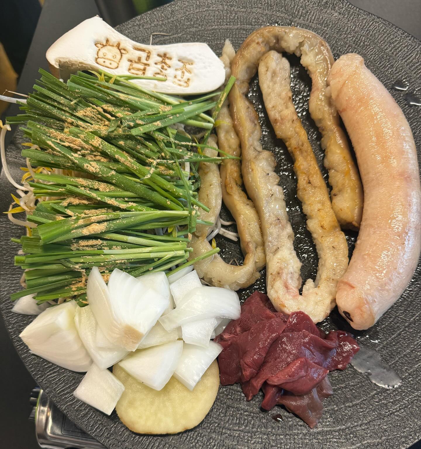 #협찬 #압구정곱창 #근본곱창
오랜만에 또험단 모임!
곱창 맛집만 찾아다니는 모임!!

이번에는 압구정로데오역 근처인
근본곱창에 방문했는데요~

곱 가득 + 잡내 1도 없는 구이집이라
맛있게 3인분 뿌시고 볶음밥 2개 추가!

볶음밥에 계란후라이 올려주셔서
쓱쓱 비벼서 진짜 맛있게 먹었습니다!!

사장님이 구워주시고 먹는 방법 설명도 해 주셔서 진짜 편하게 먹었어요 ㅎㅎ ❤️

#압구정로데오곱창 #압구정로데오역곱창 #압구정곱창집 #압구정곱창맛집 #압구정근본곱창