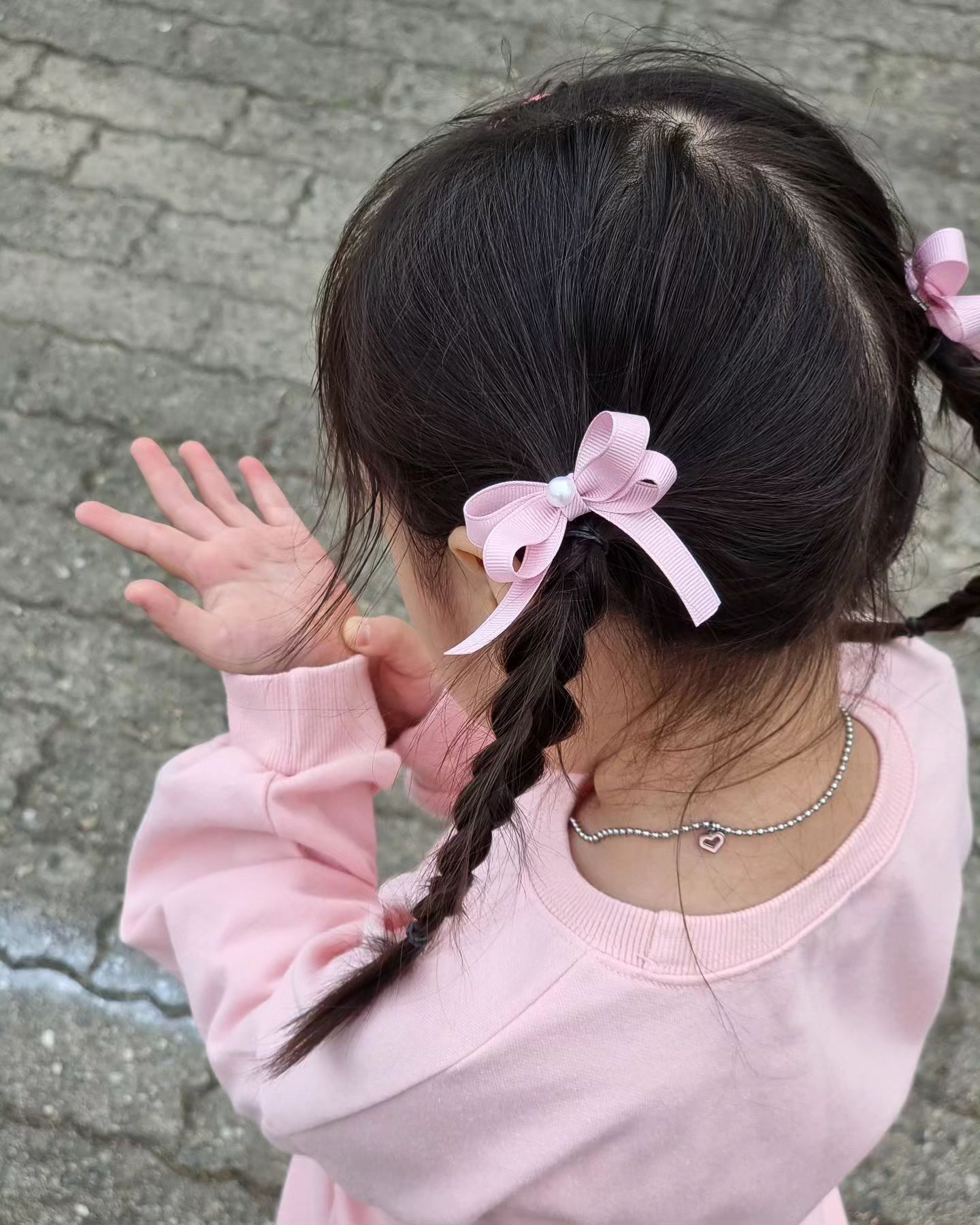 🖤

저녁에 한두개씩 만들어두니까
아침에 일어나서 
엄마 오늘도 내 삔 새로운거 또 있어? 하는 떼지👧🏻
오늘은 뭘 만드나 

#취미그램 #일상그램 #취미스타그램 #엄마의취미생활 #아기헤어핀