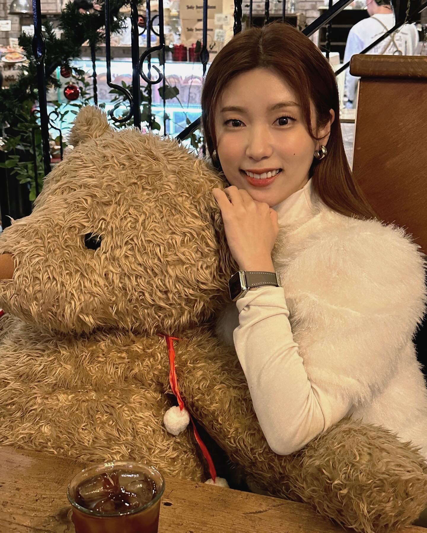 1. 곰돌이는 샤워가 필요하다 🧸
2. 빵, 그리고 조금 고생한 것 같은 쪼꼬미 쿠키
3. potoism
아니 근데... 왜 나만 여기야 🥹
전 애인 포함된 송년회 보내주기 vs 남/여사진 포함된 해돋이 여행 보내주기
4. 몽탄
웨이팅이 무지 번거롭길래 꼭 이렇게까지 먹어야 했나 싶었는데 줄 설만 하다. 된장찌개 최고 💯
#용리단길
