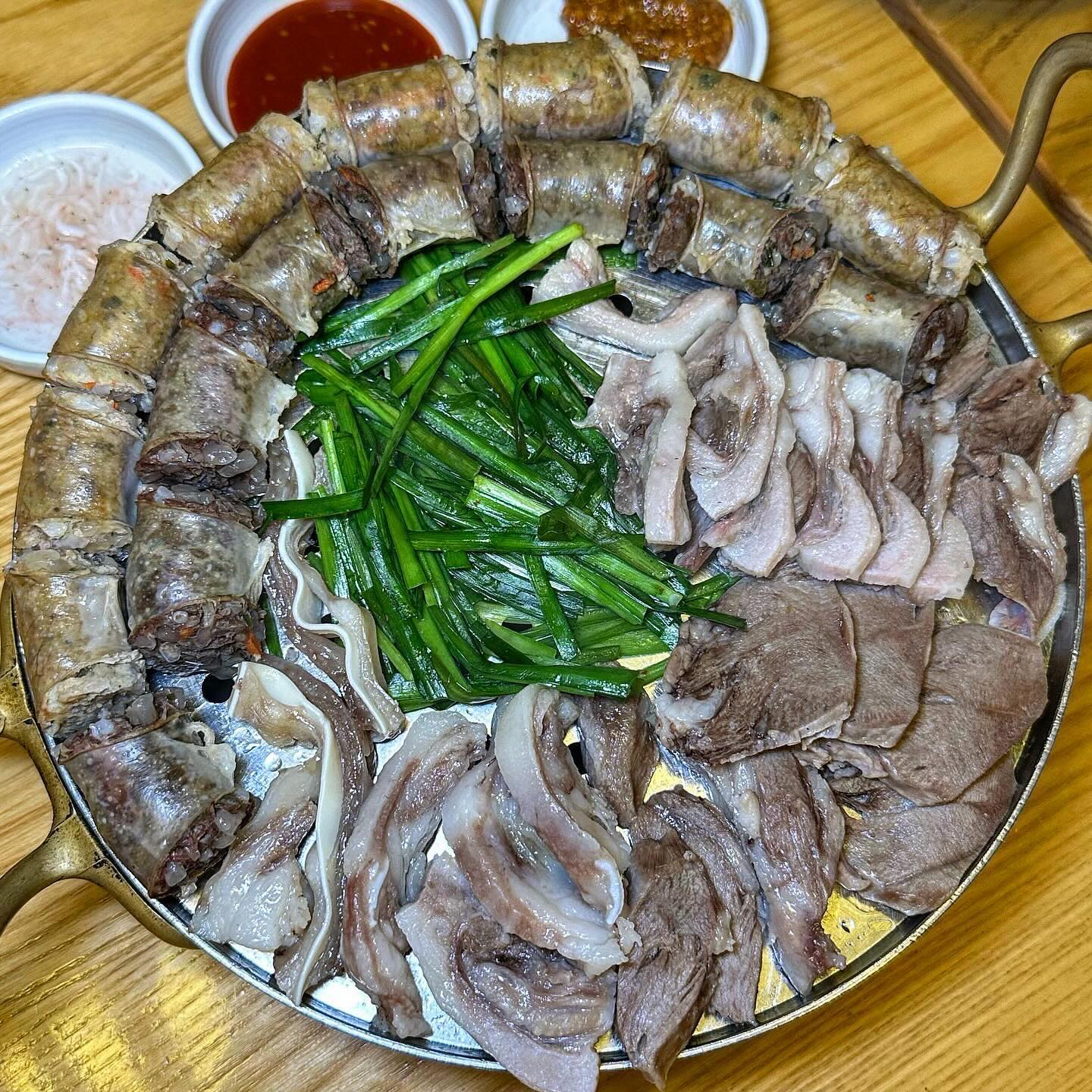 🐽 318번째 메뉴 : 고속터미널역 순대실록

︎순대국밥 맛집을 찾고 있다면 #순대실록 
순대를 제대로 하는 집이라 자부할 수 있는 곳 ! 
고속터미널역에서 든든하게 한끼 하기 딱 좋아요

여기는 공장순대가 아닌, 속 꽉차있는 전통순대라는 점 👏🏻
깍두기도 국밥이랑 먹으면 맛있는 시원한 맛이예요

수육도 야들야들하고 부드러움 그 자체,,
냄새 없이 맛있고 부추에 싸서 쌈장에 찍어먹기 추천ㅠㅠ

여름메뉴로 주문한 순메밀 막국수 
살얼음 동동 띄어서 진짜 여름메뉴로 추천해요
순대집에서 막국수가 괜찮을까 했는데
진짜 후루룩 시원하고 맛있게 먹은 메뉴 !!! 

고속터미널역에서 순대실록 안가면 서운할만큼 
맛있게 한끼 할 수 있는 곳인 것 같아요 👍

🌠 가게 : 순대실록 센트럴시티점
🌠 주소 : 서울 서초구 신반포로 176 센트럴시티 중층 M9호
🌠 영업시간 : 매일 10:00 〰️ 22:00

#순대맛집 #순대 #순대국밥맛집 #고속터미널 #고속터미널역 
#고속터미널맛집 #고속터미널역맛집 #고속터미널역맛집추천 
#고터맛집 #고터맛집추천 #고터밥집 #고속터미널맛집추천 
#순대실록센트럴시티점 #순대실록고속터미널 #서울맛집 
#서울맛집추천 #서울데이트