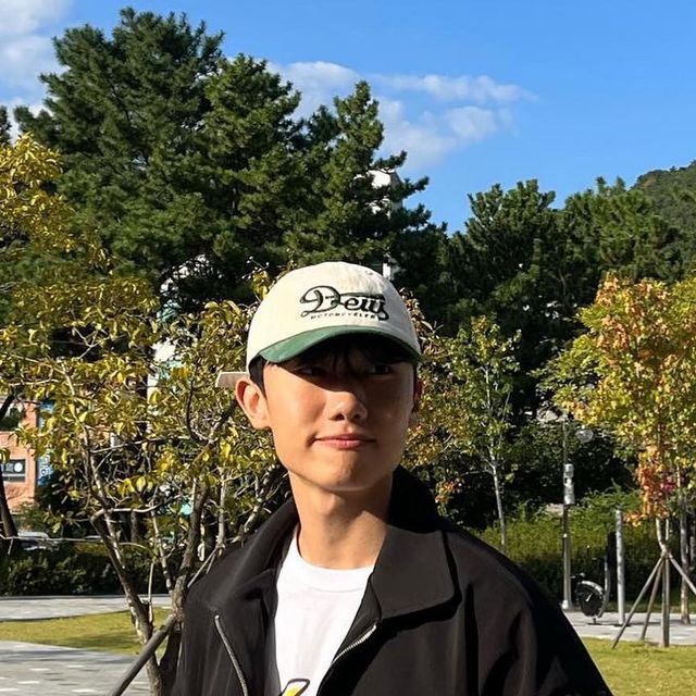 김우진 on Instagram: "#협찬 날씨 좋아🍀 @1rony9orno_official 에서 86-IRO240 볼드 스티치 알파 자켓- black을 제공받았습니다 은은한 광택감과 부드러운 터치감으로 고급스러운 무드를 낼