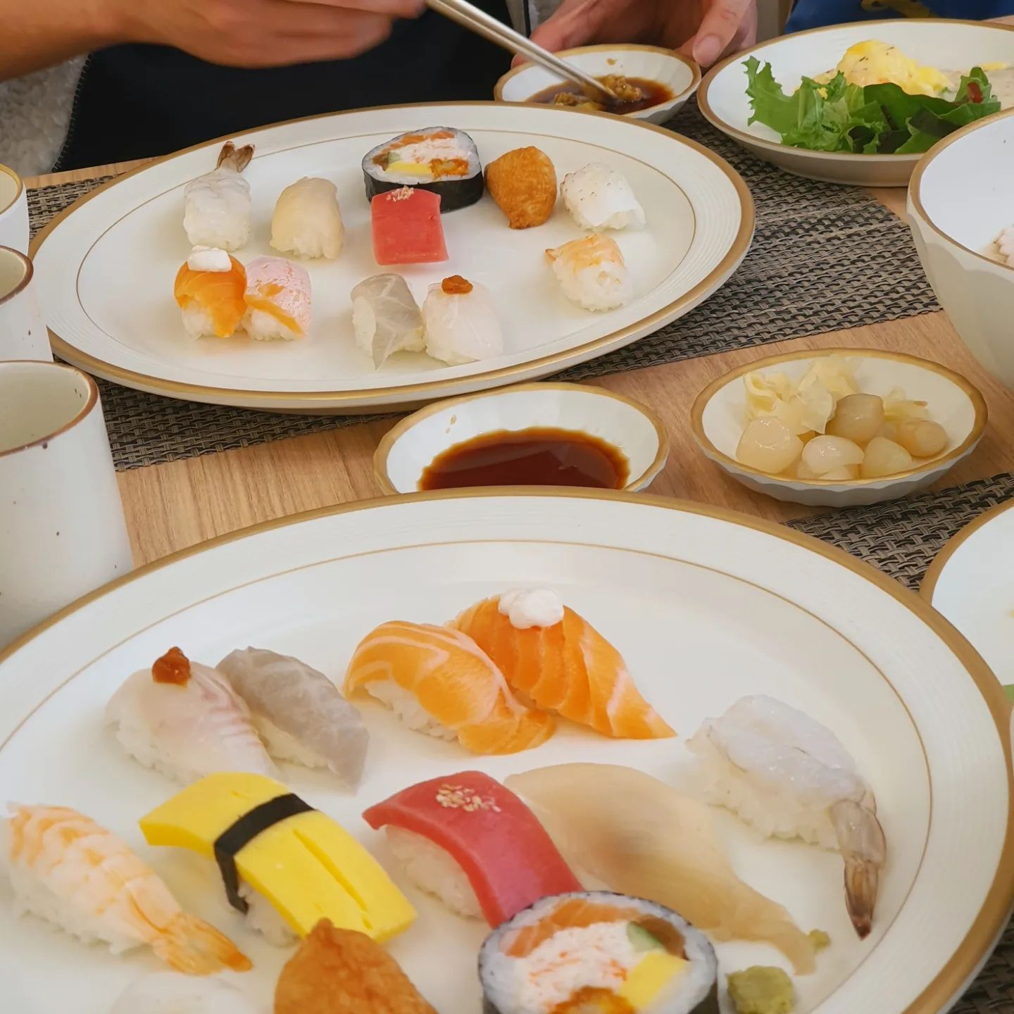 #초밥맛집 

초밥 맛집이 생겼다길래 냉큼 방문..!
인테리어에 반하고 맛에 또 반했다규

스시 뭐 그냥 입에서 살살 녹는 황홀한 맛,,
아그들은 아직 스시맛을 몰러서 치킨 가라아게 시켜줬는데
남김없이 와구와구 잘 먹었담ㅎ
사이드메뉴들도 꾸르맛;-;

와중에 사장님이 세상 친절하셔서 또
와야지 다짐하게 되는 곳으로 기억됨..ㅋ
조만간 다시 오자! 
sushi_han_resto

 #대전초밥#대전스시#스시한