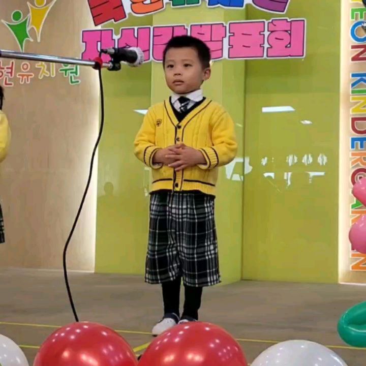 울컥함 🥹
언제 이렇게 커서~
부끄럼쟁이라 못할줄알았는데 꼬맹이들중에 첫빠로 했는데도 잘햇네~~ 장하다 울아들 ㅎㅎㅎ 처음 서본 무대에서 잘해냄^^ 👏 
#유치원발표회 #첫째아들 #유치원생활 #아들그램 #아들맘 #육아맘 #육아소통 #육아그램