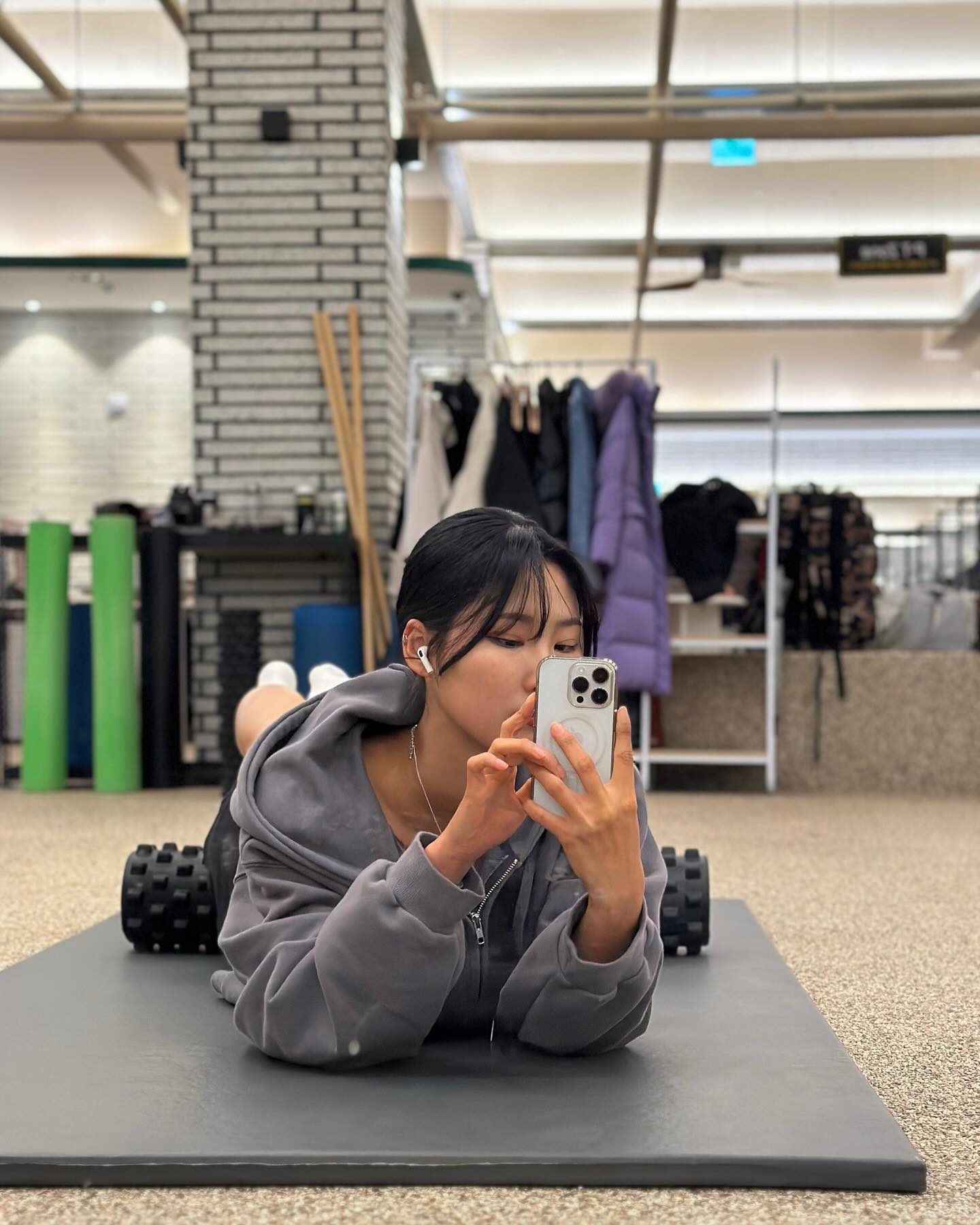 #협찬 #오운완 #웨이트 #20231123
나 오늘 붕어 한입해따 드디오,,🤤
장난으로 한 말인데 징짜루 한가득 사오셔서 먹었어😚

수업인데 새로운 일 미팅잡혀서 
피티를 반으로 쪼개서 듣는 나와 하몽
어쩔수 없지!! 언니 돈 벌어 올게💵💵

살크업한 등은 어떤가 싶어서 찍었눈뎁
태닝한거 어때 확실히 좀 까메졌지😎?!
근데 등이 좀 짝째기가 되어가네 이걸 어쩐다☹️

식단하고 자다 나오니까 컨디션 좀 개운하다
이래서 잠이 중요하다(를 쌤에게 한 300번째 듣는 듯)
이렇게 나도 점차 말 안 듣는 회원이 되어가는 것이지🤨

_ 바르닭
🐓#바핏크루_수잔시 오늘의 식단🍽️
요즘 바르닭에서 크런치 라인을 만들어내는데
에어프라이기만 있다면 겉바속촉 제대로 만날 수 있다
매콤바비큐, 케이준치킨, 쯔란 3가지 맛을 가진 크런치 닭다리살🍗
하나는 전자레인지 돌리구 하나는 에프 돌렸는데
에프 갑입니다 아님 오븐 돌리세요 꼭 돌려드세요
치킨 피료가 없어효🙌🏻🙌🏻

barudak_official 
#바르닭 #바르닭서포터즈 #바핏크루 #닭가슴살 

_ 등 day
암풀다운 50lb 30ea, 70lb 20ea*2
시티드로우 50lb 30ea, 70lb 25ea, 90lb 15ea*2
랫풀다운 50lb 30ea,  70lb 20ea, 90lb 13ea 15ea
시티드로우(오버그립) 50lb 25ea 25ea, 70lb 20ea

#ㅇㅇㅇ #운동기록 #운동계정 #운동복추천 #눈바디 #운동루틴 #식단 #바디체크 #바디프로필 #workout #gym #운동하는여자 #running #태닝 #태닝하는여자 #nrnf #런린이 #마라톤