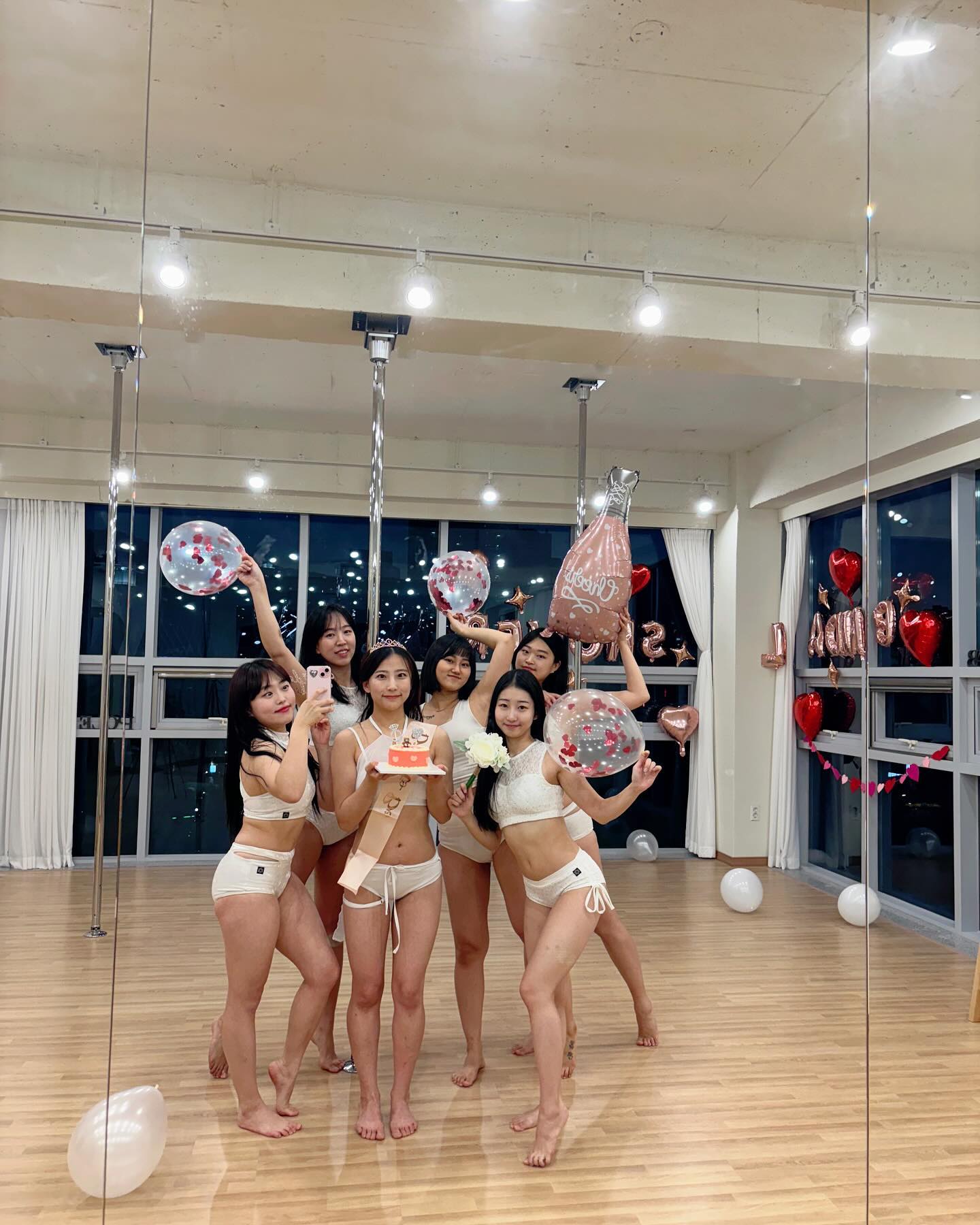 폴 타면서 함께 살 쓸리고 멍들고 봉에서 떨어지고 잡아주고 찍어주고 알려주고 땀흘리며 동고동락했던 사랑하는 #폴메이트 들과 특별한 #브라이덜샤워 #폴브라이덜샤워 〰️🤍 다들 정말 고맙습니다〰️🎀 덕분에 즐거운 추억을 만들 수 있었어용〰️😝 mlm_o_oa yoonbboyam_ sasami432 track9__s2 rj._jasmine