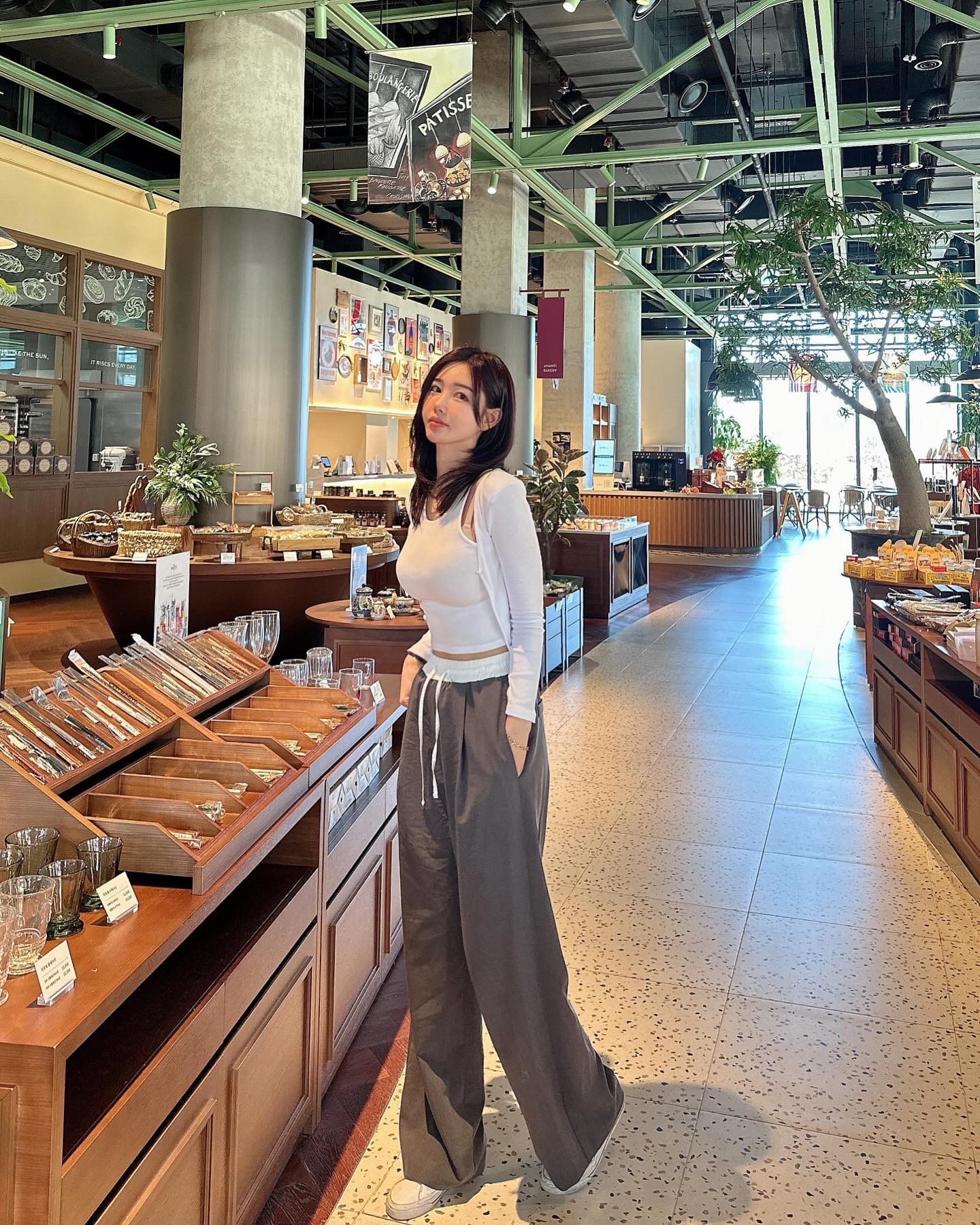 친동생이 자체제작한 슬랙스 인데 
기본기장은 나한테 좀 짧길래
너무입고싶어서 제발 롱기장도 만들어달라고했더니
170넘는 키큰녀들한테 딱맞는 기장을 만들어주었다♥️

무려 총장 110cm 
그레이랑 블랙 두가지컬러 다사서 매일 교복처럼 입는중
존예핏❤️❤️

#키큰녀#쇼핑몰