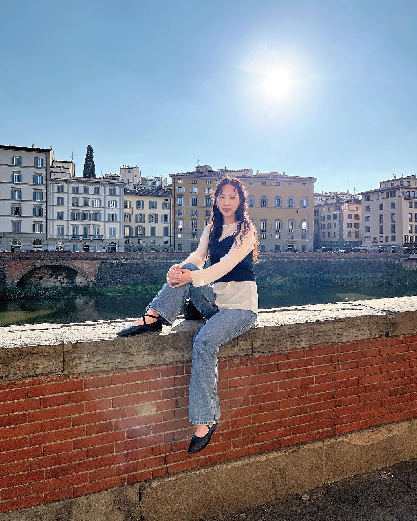 피렌체의 악몽😇

8년 전 이탈리아 여행 때 가장 좋았던 도시가 피렌체였어서
로마에서 베니스로 가는 길에 엄빠도 보길 바라는 마음으로 하루 끼워 넣었으나... 후회해찌...

먼저 이딸로에서 내릴 때, 무심코 캐리어 손잡이를 들고 내리는 바람에 여행 나흘차에 캐리어 2개 손잡이가 부서짐 ㅠㅠ
피렌체 중심가에 있는 호텔이라 가까웠음에도 손잡이가 부러진 캐리어를 끌고 이동하기란... 진심 중노동이었고;;
(아톰이가 안 걸어서 내가 캐리어 2개 끌어야 했음)

하필 또 호텔 엘베가 수리중😱 
체크인 가능 시간이 아니라 여직원 둘만 있는 상태에서...
그들이 도와주긴 했지만 캐리어 갯수가 많아 나도 같이 캐리어를 들고 5층까지 이동...(내 캐리어 30키로...)

이어 조토의 종탑 예약시간이 임박해 부랴부랴 근처에서 식사하려다 처음, 그리고 유일하게 당한 인종차별... 
항의했고 사과 받았으나 기분은 조금도 나아지지 않았다.

전에 왔을 때 쿠폴라 올라가 봤기 때문에 엄빠랑 언니만 올라가게 하고 아톰이랑 둘이 카페에서 쉬려는데... 
거짓말처럼 폰에 아이리쉬커피를 쏟아벌임... 전부😱
짐이랑 아톰이를 두고 화장실을 다녀오자니 유럽 치안 믿을 수 없고... 
그런 환장파티 이후, 가고 싶었던 유명 바 일정은 취소하고 캐리어 사러 돌아다녀야 했다.

그래도 우피치 미술관에서 보티첼리의 비너스의 탄생 이번에는 성공! (전엔 이동 시간이 애매해서 포기해찌ㅠㅠ)

관람 마치고 나오는 길에 길거리 공연에서 내 최애곡 캐논이 연주되어 괜히 울컥했고
미리 예약했던 티본스테이크 현지인 맛집에서 맛있는 식사로 피로가 풀리는 것도 잠시...

먼저 호텔로 간다던 엄빠가 길을 잃음 ㅠㅠ
피렌체가... 유럽 여러 도시들 중 로밍이 제일 안 터졌던 곳이라 
전화를 해도 안 걸리거나, 받아도 안 들리거나 ㅠㅠ 
답답해 미치는 마음으로 한밤에 피렌체를 동분서주했다.

그리고 다음 날... 호텔 체크아웃하고 이딸로 기다리는데 아빠가 호텔 키를 하나 반납하지 않은 것을 알게 됨ㅠㅠ 
30분도 안 남은 시점에서 전력질주해서 반납하고 다행히 아슬아슬하게 탑승... 

나는 결국 몸살과 함께 감기가 찾아와서 스위스까지 앓았다는 사실😇

(이 악몽 같은 하루 이후, 다른 사고는 없었다. 이날 액땜 다한 듯!)
.
.
.
.
.
.
.
#피렌체 #피렌체여행 #피렌체숙소 #피렌체맛집 #강아지와유럽 #italy #firenze #우피치미술관 #비너스의탄생 #이탈리아 #이탈리아여행 #피렌체티본스테이크 #좋아요반사 #lfl #ootd #여자스타일 #withdog