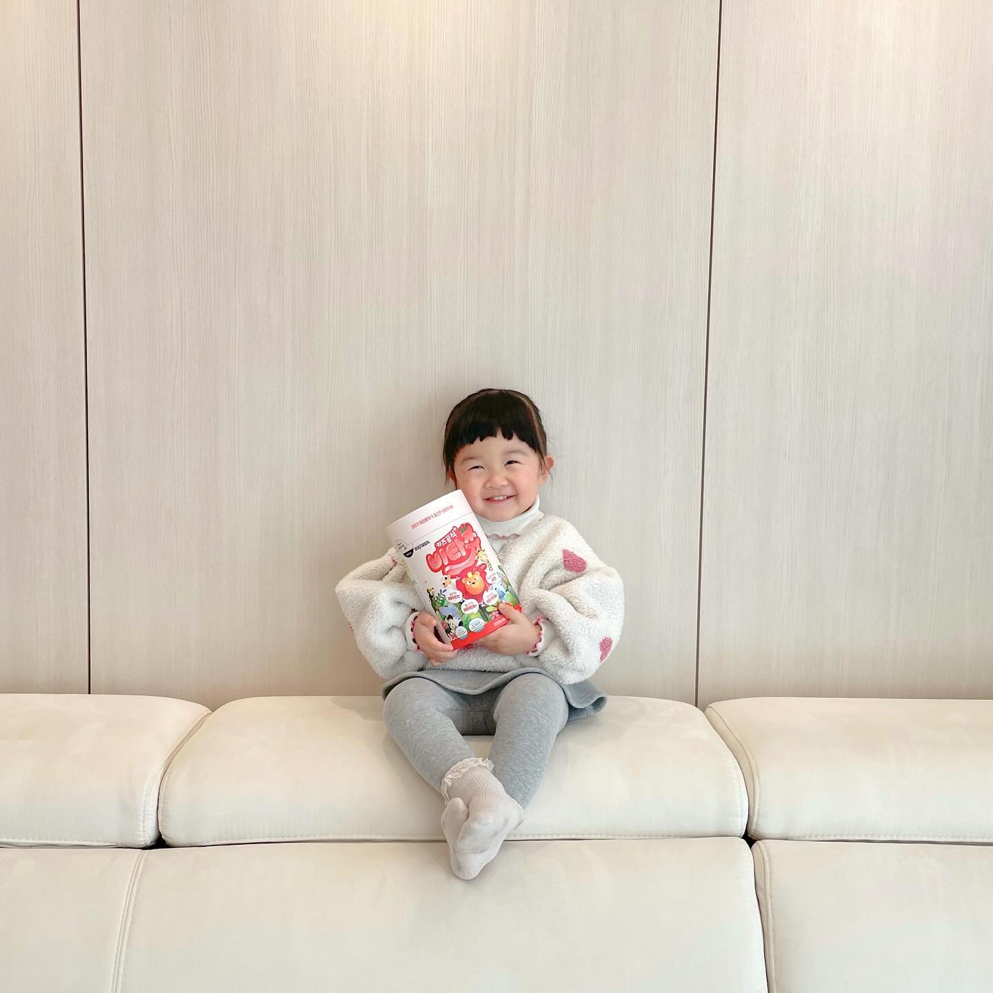 #제품제공
현지가 요즘 푹 빠진 비타쮸🤍
처음먹어보는 카라멜제형이라 잘먹을까 했는데
왠걸 너무 좋아해서 계속 달라고해요ㅋㅋㅋㅋㅋ

성장기 아이들의 필수 영양소 ‘비타민B2, 비타민B6, 비타민C, 아연’
이 함유된 딸기맛 츄잉캔디 영양제인데요
카라멜제형의 아이들이 좋아하는 새콤달콤한 딸기맛으로이라
요즘 간식은 꼭 비타쮸를 주고있어요.ᐟ
1정씩 개별 포장이되어있어서 외출할때 가방에 쏙 넣어다니기도좋고
파우치3일분(10정), 파우치26일분(10*8봉), 지관 1개월분 (100정)
구성으로 판매되어 원하는대로 구매할수있어요🫶🏻

활동량이 많아서 에어지가 필요한 아이도
균형 잡힌 영양관리가 필요한 아이도
편식으로 식습관이 좋지못한 아이들도
키즈공식 비타쮸 하세욤🤍

keycleo042 
#키즈공식비타쮸 #츄어블영양제 #성장기영양제 #어린이건강식품 #성장기영양제 #어린이건강기능식품 #비타쮸 #어린이비타민 #어린이영양제 #육아맘