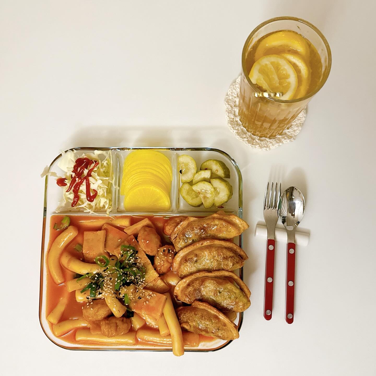 .
유명 연예인들의 맛집이라는 “노룬산 떡볶이” 
서틴 시즌스에서 런칭해서 저도 먹어 보았습니다 ✌🏻
제가 좋아하는 밀떡!!! 
옛날에 학교앞에서 먹던 달달~~한 떡볶이 맛이구요.
냉동인데도 떡이 갈라지지 않고 쫀득!!! 하게 먹을 수 있었어요.
1봉지 끓이면 혼자서 다 먹지 못할 정도로 양도 넉넉해요!!!
반은 통에 보관하고 반만 먼저 먹었어요😋
1+1이라니!!! 재구매 의사 1000000% 입니다.

대박나세요 💕

#서틴시즌스 #노룬산떡볶이 #떡볶이 #밀떡 #쌀떡 #떡볶이밀키트 #슈퍼카 #맛집 #밀키트 #와디즈펀딩예정 #와디즈펀딩