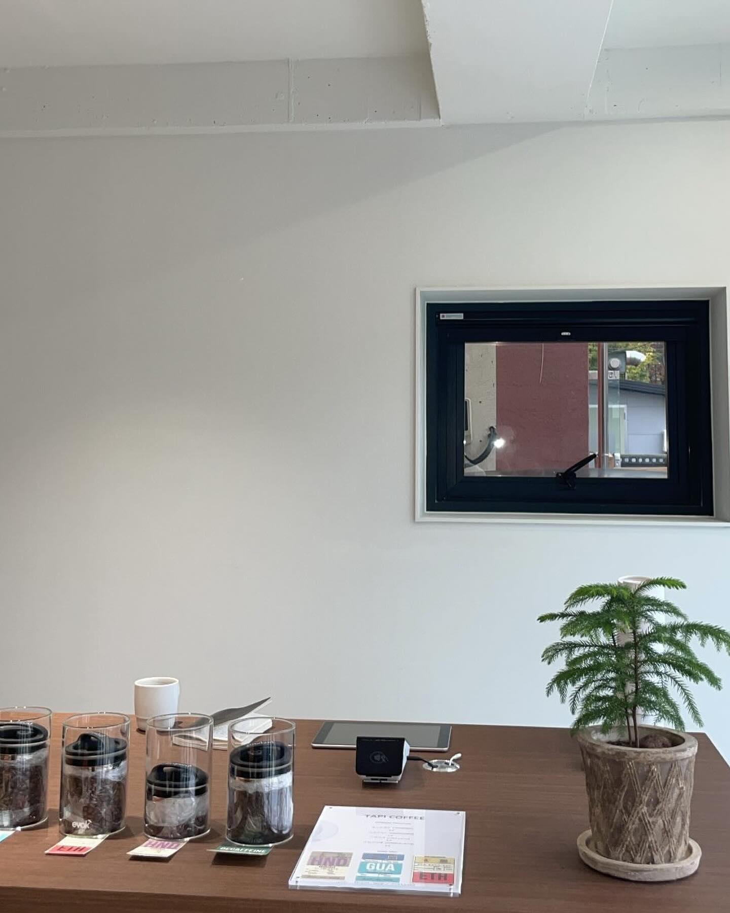 충주 갈 때마다 꼭 들리는 핸드 드립 커피 맛집 타피🥤
Only 사장님께서 coffee를 내리는 TAPI 커피 I am 신뢰에요 ~
형부랑 언니도 늘 들리는 곳이라 충주에서 제일 맛있는 커피라고 해서 4쨜 조카룽도 “이모 ! 충주에서 젤 맛있는 커피 사러 또 타피커피 가 ! 나두 갈래!” 👶🏻 하는 곳.