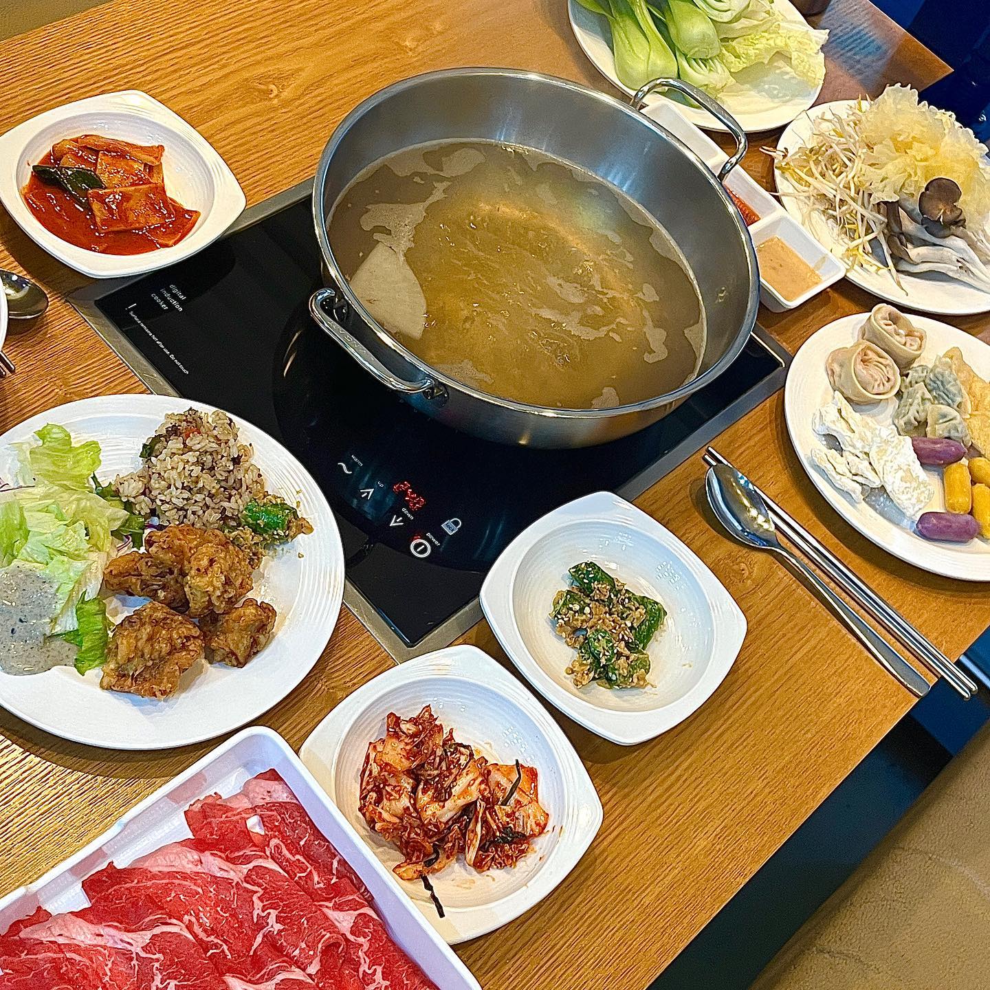 진짜 인천 단체모임은 무조건 여기!! #샤브플란트 

요즘처럼 추워지는 날씨에 딱 좋은 메뉴는 바로바로 샤브샤브!샤브샤브 무한으로 즐기는 것도 모자라 월남쌈, 각종 뷔페메뉴까지..?무조건이쥬. 

#샤브샤브무한 1인 저녁 2만원대입니다. 이렇게 내면 샤브샤브 + 칼국수 + 죽 + 월남쌈 + 떡볶이 + 치킨 + 볶음밥 등등 각종요리들까지! 무료로 즐길수있어요. 게다가 월남쌈 야채도 다양하고 샤브샤브에 넣어먹는 야채, 사리 종류도 진짜 없는게 없어요. 심지어 소스마저 종류가 많아서 취향대로 제조해먹는다는!! 

보통 이런곳은 고기는 따로 추가요금이 있기마련인데,, 여긴 찐 무한리필!! 고기까지 무한리필이라니!! 게다가 질도 좋아요.. 소고기 >< 소고기 무한이라 진짜 고기 배터지게 먹기 가능. 

무한리필이라고해서 퀄리티가 떨어지는 요리, 야채 전혀 없었습니다. 다 싱싱하고 손질도 잘되어있어서 진짜 감탄을 하면서 먹었다는,, 게다가 다 먹고 티타임까지 즐길 수 있게 스타벅스, 테라로사 원두를 사용한 퀄리티좋은 커피까지..!! 저녁엔 맥주무한리필도 있어용..!(추가금액있지만 저렴한편.) 

정말 여기는 연말 단체모임으로 진짜 딱 좋은거같아요. 저희가 방문했을때도 단체손님들이 많더라구요. 너무 청결하고 음식 바로 채워주시고,치워주시고 다들 친절하셔서 다음애 부모님 모시고 와야겠다고 다짐하면서 나왔답니다!!

샤브샤브 먹고 죽 필수인거 아시쥬? 무조건 죽 배는 남겨두시길~~🤣🤣🤣

#사브샤브 #샤브샤브무한리필 #월남쌈 #고기무한리필 #샐러드 #치킨 #떡볶이 #인천샤브샤브 #논현동회식 #논현동모임장소 #인천논현맛집 #인천맛집 #인천회식장소
