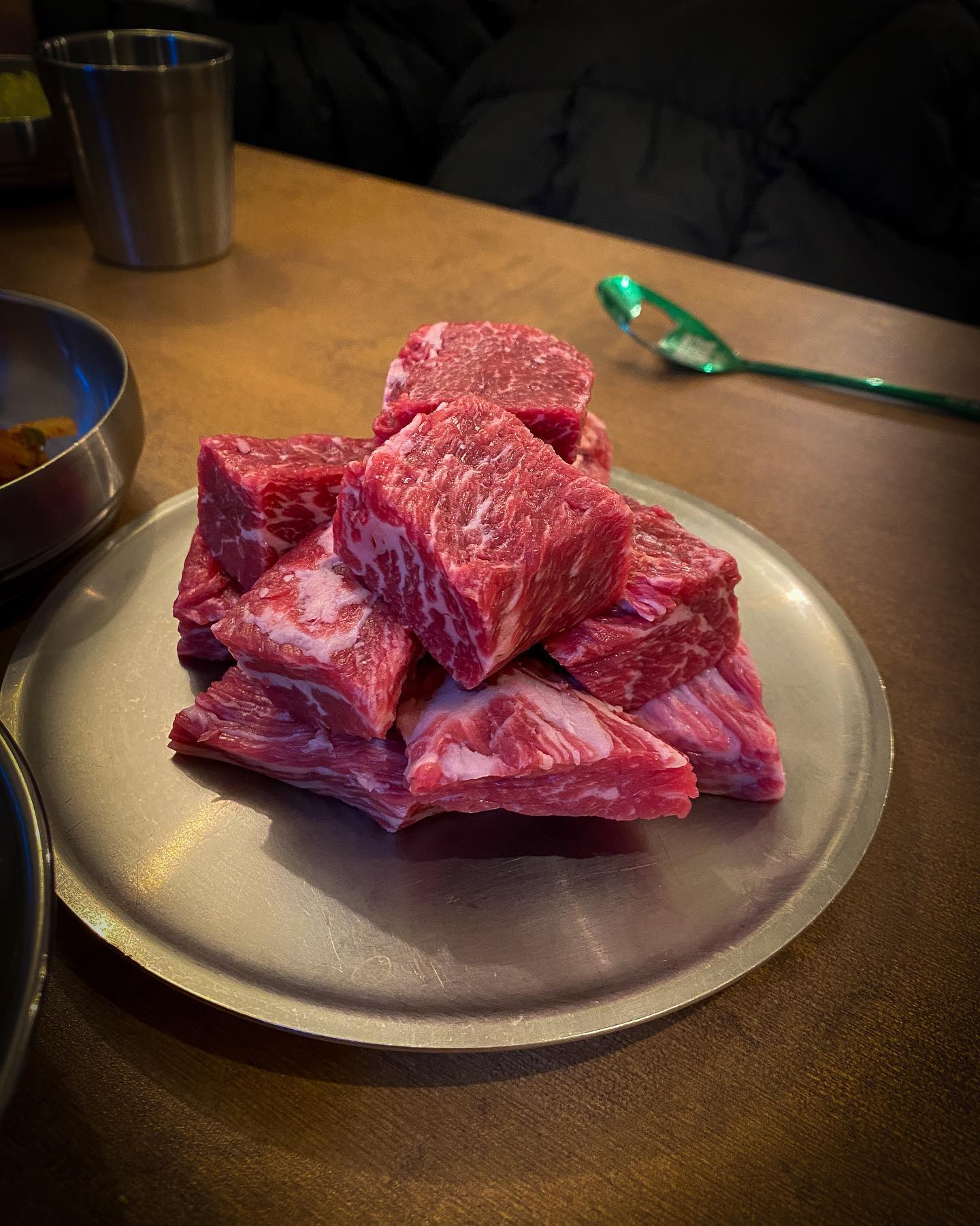 #협찬 #당산역맛집 

깍뚝 꽃갈비살이 시그니처인 당산역 소고기 전문점 
소백탄에 다녀왔어요.

고기뿐 아니라 사이드로 주문한 “된장찌개”와 “비빔냉면”도
정말 맛있었고요.

특히 비냉에 고기 싸먹는 조합 완전 추천드려요!

골목에 위치해 있고, 예쁜 간판에 “소백탄”이라고 적혀 있었어요.
밖에서부터 아늑하고 따뜻한 분위기가 물씬 풍겼답니다.

✔️고기, 음식부터 양념 까지 하나하나 새벽부터 재료 손질하여 정성껏 준비하신다고 해요.

✔️적절한 마블링 된 고기의 퀄리티가 신선하고 좋아요.

✔️1층 3층에 테이블이 있는데요. 힌 층에 40명씩 앉을 수 있어 단체 회식장소, 모임 장소, 가족모임을 하기 딱이랍니다.

✔️분위기도 좋고 , 특히 3층은 통창뷰라 연인끼리 오붓하게 데이트 하기에도 참 좋아요.

✔️깨끗하고 깔끔한 실내 분위기에요.

✔️신선함이 필요한 재료는 매일 아침 하루치만 구입한다고 해요.

✔️당산역 11번 출구 코앞이라 대중교통 이용하기에 참 좋아요.

📍서울 영등포구 당산로45길 2-2 소백탄

sobaektan

#협찬 #소백탄 #당산맛집 #당산역맛집 #당산고기집 #당산역고기집 #당산소고기 #당산역소고기 #당산회식장소 #당산역회식장소 #꽃갈비살 #양념갈비살 #갈비살맛집 #당산데이트 #당산핫플 #신상맛집
