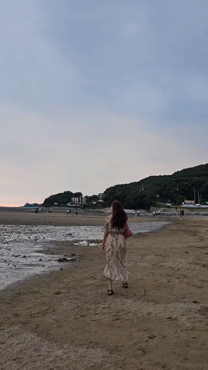 ⛱️ #동막해수욕장 
노을일 때는 아쉽게도 갯벌이었지만
그래도 저 바다 안쪽까지 걸어들어갈 수 있구
되게 평화롭고 낭만적인 분위기🤎